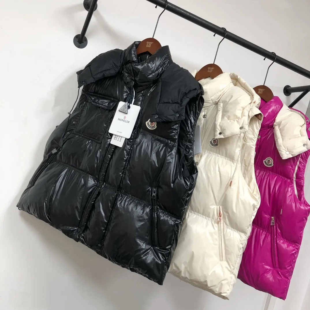 P900——————💛Women’s Moncler 25 autumn and winter latest product Pario women’s hooded down vest (hat🉑removable) Pario down vest cleverly uses shape and texture to show modern style. Made from functional super laque nylon fabric with a glossy finish. This hooded insulated piece features a double-snap closure for an asymmetrical shape. Trimmed with quilting in different sizes for a geometric feel. Color: black, off-white, rose red Size: 0-1-2 (SML)