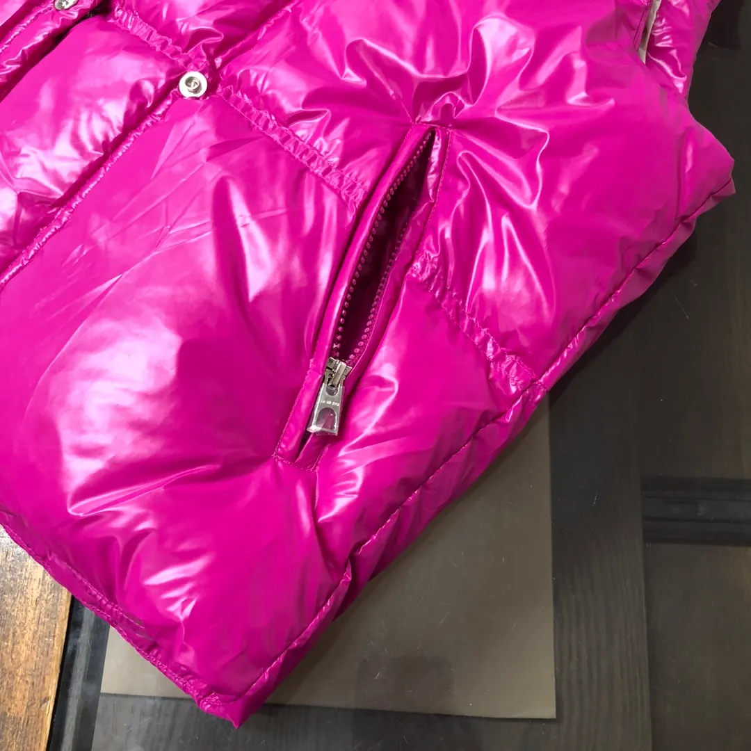 P900——————💛Women’s Moncler 25 autumn and winter latest product Pario women’s hooded down vest (hat🉑removable) Pario down vest cleverly uses shape and texture to show modern style. Made from functional super laque nylon fabric with a glossy finish. This hooded insulated piece features a double-snap closure for an asymmetrical shape. Trimmed with quilting in different sizes for a geometric feel. Color: black, off-white, rose red Size: 0-1-2 (SML)