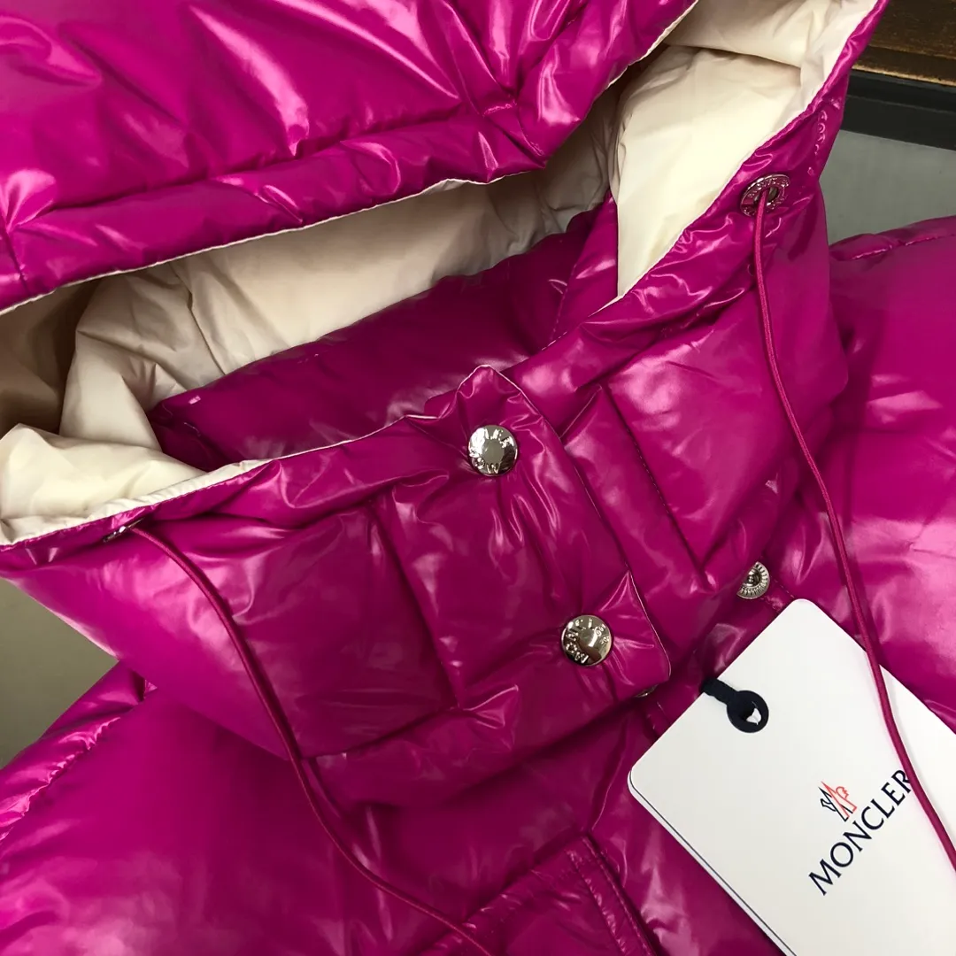 P900——————💛Women’s Moncler 25 autumn and winter latest product Pario women’s hooded down vest (hat🉑removable) Pario down vest cleverly uses shape and texture to show modern style. Made from functional super laque nylon fabric with a glossy finish. This hooded insulated piece features a double-snap closure for an asymmetrical shape. Trimmed with quilting in different sizes for a geometric feel. Color: black, off-white, rose red Size: 0-1-2 (SML)