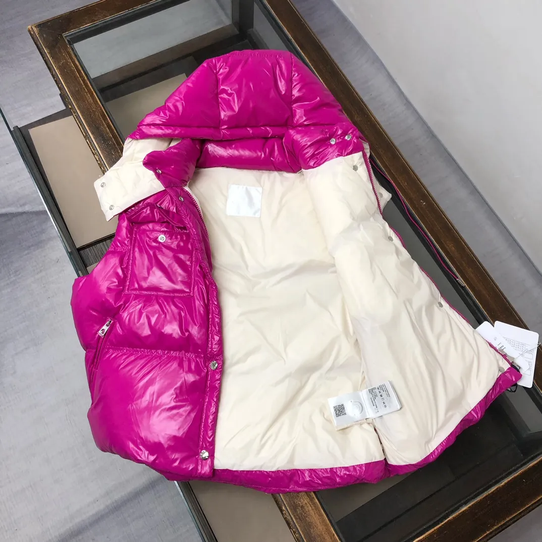 P900——————💛Women’s Moncler 25 autumn and winter latest product Pario women’s hooded down vest (hat🉑removable) Pario down vest cleverly uses shape and texture to show modern style. Made from functional super laque nylon fabric with a glossy finish. This hooded insulated piece features a double-snap closure for an asymmetrical shape. Trimmed with quilting in different sizes for a geometric feel. Color: black, off-white, rose red Size: 0-1-2 (SML)