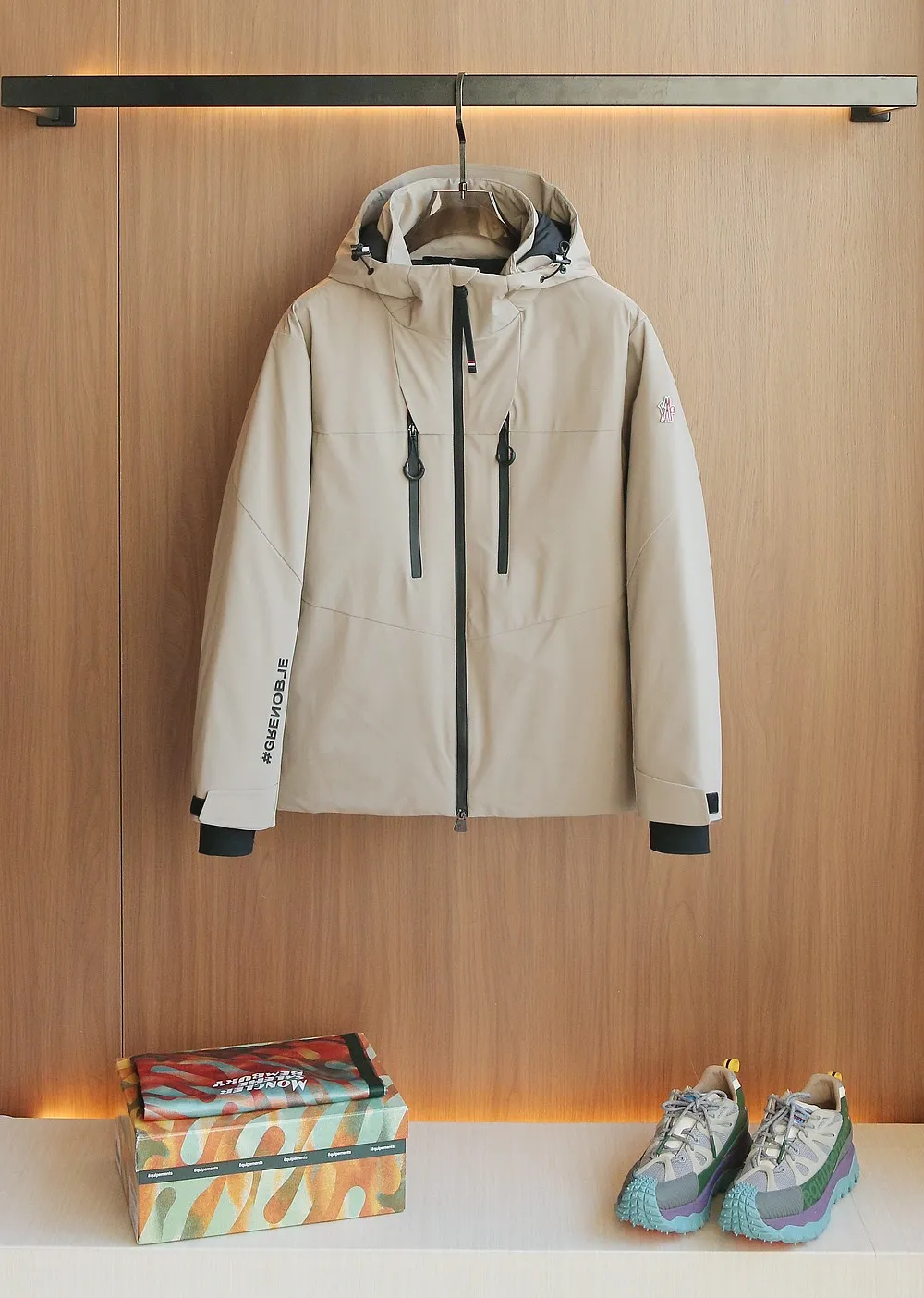 P1660 Old OEM channel, Moncler 25FW new thin and light men's hooded casual down jacket! Trading company orders Jeluz men's down inspired by classic, men's choice for outdoor activities! The product is made of GORE-Tex waterproof outdoor sports fabric and decorated with recyclable details, which demonstrates the brand's commitment to external environmental protection. The adjustable cuffs and two-way zipper ensure easy wearing and adjustment of the silhouette; the interior is made of European-standard environmentally friendly 90% white duck down + 10% feather high-content filling, which is warmer and lighter than traditional down jackets in the past. You will know its high-end atmosphere when you try it in person. The upper body is comfortable, warm and breathable without any bloated feeling! At the same time, it has a high sense of class and recognition. The seams of the body are all cut in position to ensure visual beauty, which is very time-consuming and material-consuming! The fashionable detachable vest can be worn alone. The detachable hooded stand-up collar design is easy to disassemble and assemble to create different fashionable looks. The concealed placket, two-way zipper opening and closing, elastic cuffs and drawstring hem cuff design can better withstand the cold wind and keep the upper body warm in autumn and winter. It is a tall and stylish item! Color: black, high-grade gray, off-white Size: M-3XL G9003 data reference: Size 0: shoulder width 51cm-bust 114cm-shirt length 70cm-sleeve length 61cm Size 1: shoulder width 52cm-chest 118cm-shirt length 71cm-sleeve length 62cm Size 2: shoulder width 53cm-chest 122cm-shirt length 72cm-sleeve length 63cm 3 Size: Shoulder width 54cm - Bust 126cm - Clothing length 73cm - Sleeve length 64cm Size 4: Shoulder width 55cm - Bust 130cm - Clothing length 75cm - Sleeve length 64cm