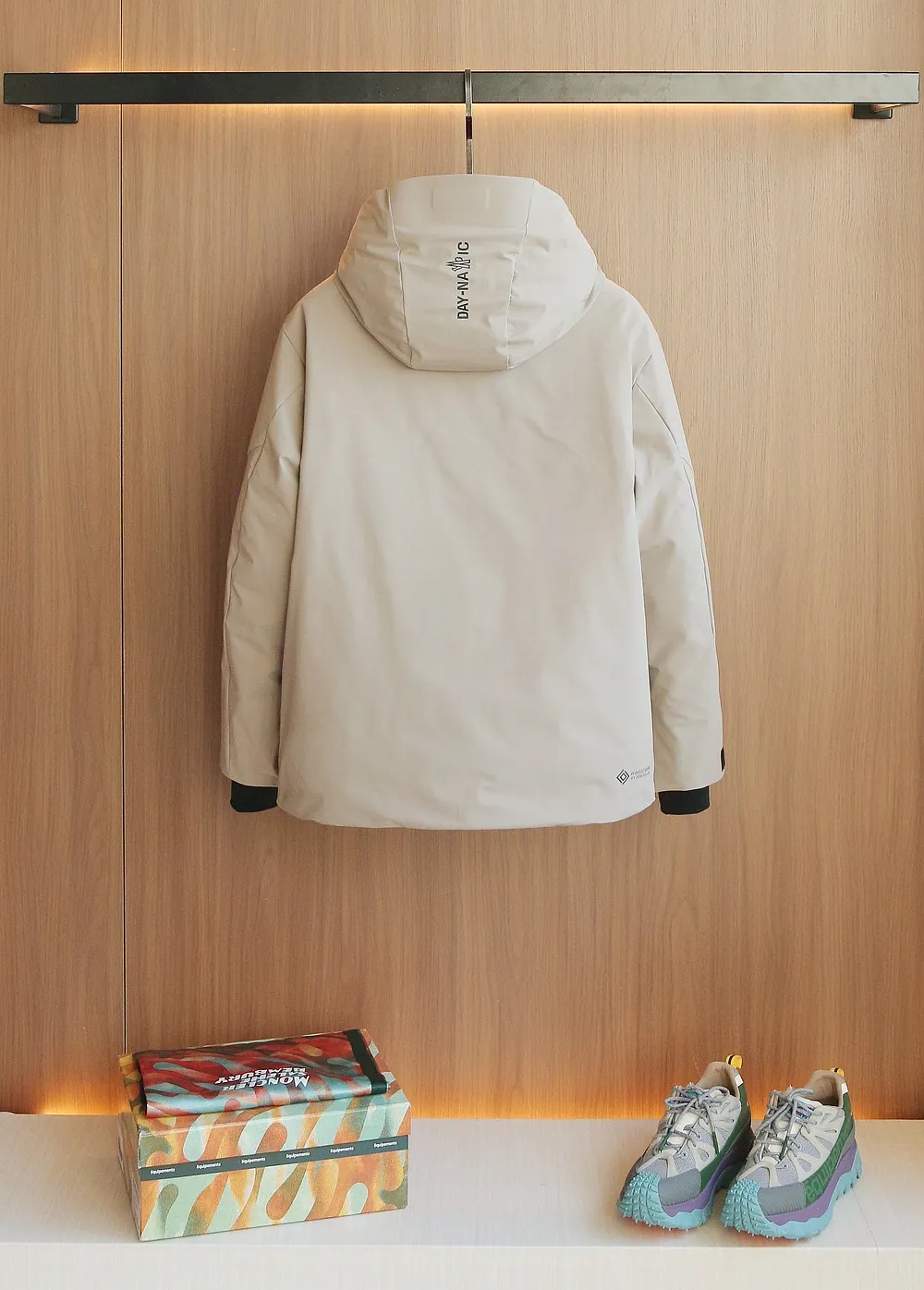 P1660 Old OEM channel, Moncler 25FW new thin and light men's hooded casual down jacket! Trading company orders Jeluz men's down inspired by classic, men's choice for outdoor activities! The product is made of GORE-Tex waterproof outdoor sports fabric and decorated with recyclable details, which demonstrates the brand's commitment to external environmental protection. The adjustable cuffs and two-way zipper ensure easy wearing and adjustment of the silhouette; the interior is made of European-standard environmentally friendly 90% white duck down + 10% feather high-content filling, which is warmer and lighter than traditional down jackets in the past. You will know its high-end atmosphere when you try it in person. The upper body is comfortable, warm and breathable without any bloated feeling! At the same time, it has a high sense of class and recognition. The seams of the body are all cut in position to ensure visual beauty, which is very time-consuming and material-consuming! The fashionable detachable vest can be worn alone. The detachable hooded stand-up collar design is easy to disassemble and assemble to create different fashionable looks. The concealed placket, two-way zipper opening and closing, elastic cuffs and drawstring hem cuff design can better withstand the cold wind and keep the upper body warm in autumn and winter. It is a tall and stylish item! Color: black, high-grade gray, off-white Size: M-3XL G9003 data reference: Size 0: shoulder width 51cm-bust 114cm-shirt length 70cm-sleeve length 61cm Size 1: shoulder width 52cm-chest 118cm-shirt length 71cm-sleeve length 62cm Size 2: shoulder width 53cm-chest 122cm-shirt length 72cm-sleeve length 63cm 3 Size: Shoulder width 54cm - Bust 126cm - Clothing length 73cm - Sleeve length 64cm Size 4: Shoulder width 55cm - Bust 130cm - Clothing length 75cm - Sleeve length 64cm