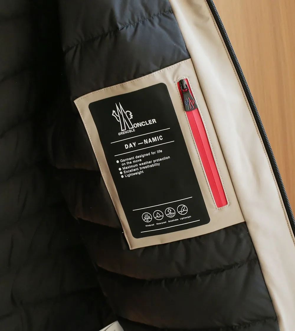 P1660 Old OEM channel, Moncler 25FW new thin and light men's hooded casual down jacket! Trading company orders Jeluz men's down inspired by classic, men's choice for outdoor activities! The product is made of GORE-Tex waterproof outdoor sports fabric and decorated with recyclable details, which demonstrates the brand's commitment to external environmental protection. The adjustable cuffs and two-way zipper ensure easy wearing and adjustment of the silhouette; the interior is made of European-standard environmentally friendly 90% white duck down + 10% feather high-content filling, which is warmer and lighter than traditional down jackets in the past. You will know its high-end atmosphere when you try it in person. The upper body is comfortable, warm and breathable without any bloated feeling! At the same time, it has a high sense of class and recognition. The seams of the body are all cut in position to ensure visual beauty, which is very time-consuming and material-consuming! The fashionable detachable vest can be worn alone. The detachable hooded stand-up collar design is easy to disassemble and assemble to create different fashionable looks. The concealed placket, two-way zipper opening and closing, elastic cuffs and drawstring hem cuff design can better withstand the cold wind and keep the upper body warm in autumn and winter. It is a tall and stylish item! Color: black, high-grade gray, off-white Size: M-3XL G9003 data reference: Size 0: shoulder width 51cm-bust 114cm-shirt length 70cm-sleeve length 61cm Size 1: shoulder width 52cm-chest 118cm-shirt length 71cm-sleeve length 62cm Size 2: shoulder width 53cm-chest 122cm-shirt length 72cm-sleeve length 63cm 3 Size: Shoulder width 54cm - Bust 126cm - Clothing length 73cm - Sleeve length 64cm Size 4: Shoulder width 55cm - Bust 130cm - Clothing length 75cm - Sleeve length 64cm