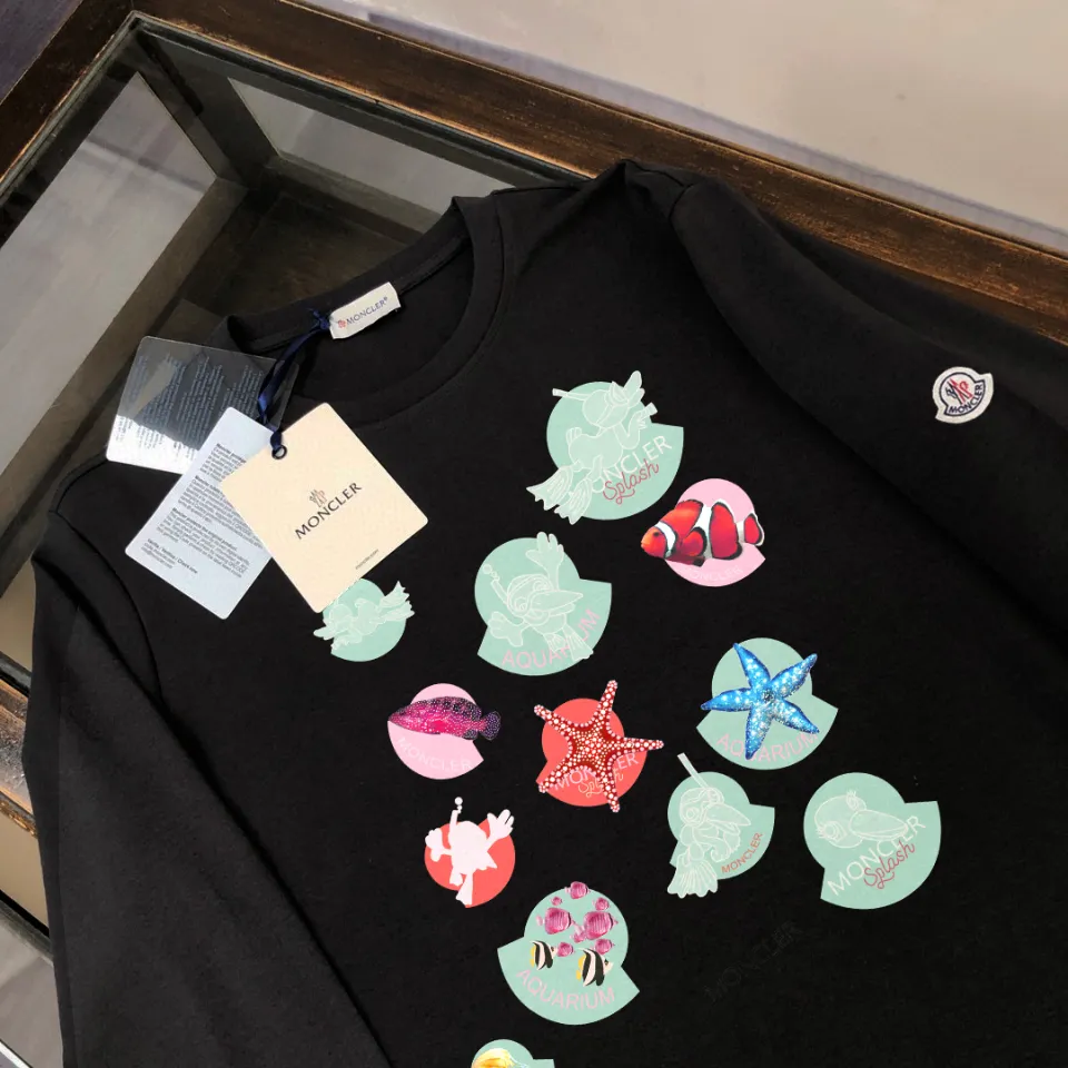 P180, a non-off-the-shelf model, you can trust it. Moncler printed long-sleeved T-shirt, 240g breathable cotton fabric, very soft and comfortable texture, does not shrink, does not deform, does not ball), can be worn alone as a base layer. Original customized accessories, collar label, care mark, hangtag, packaging (perfect details) Color: White Black Size: XS S M L