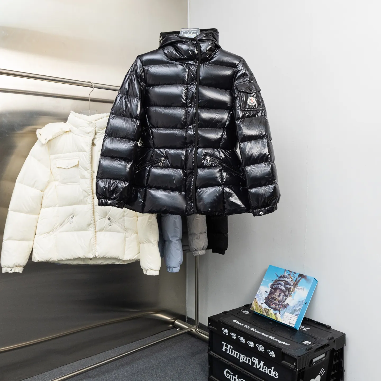 P800 2025 new autumn and winter style 🆕Moncler Meng Mouth Barante women's short hooded down and waisted jacket, huge slim waisted down jacket, using nylon oil-wax leather micro-wrinkling technology to make the whole dress show a high-end effect while being fashionable and easy to take care of. The detailed hardware is a new model with the same color and simple upper body, clean, slimming, age-reducing, fashionable, not bloated and warm. Color: cherry blossom pink, cream white, cool black