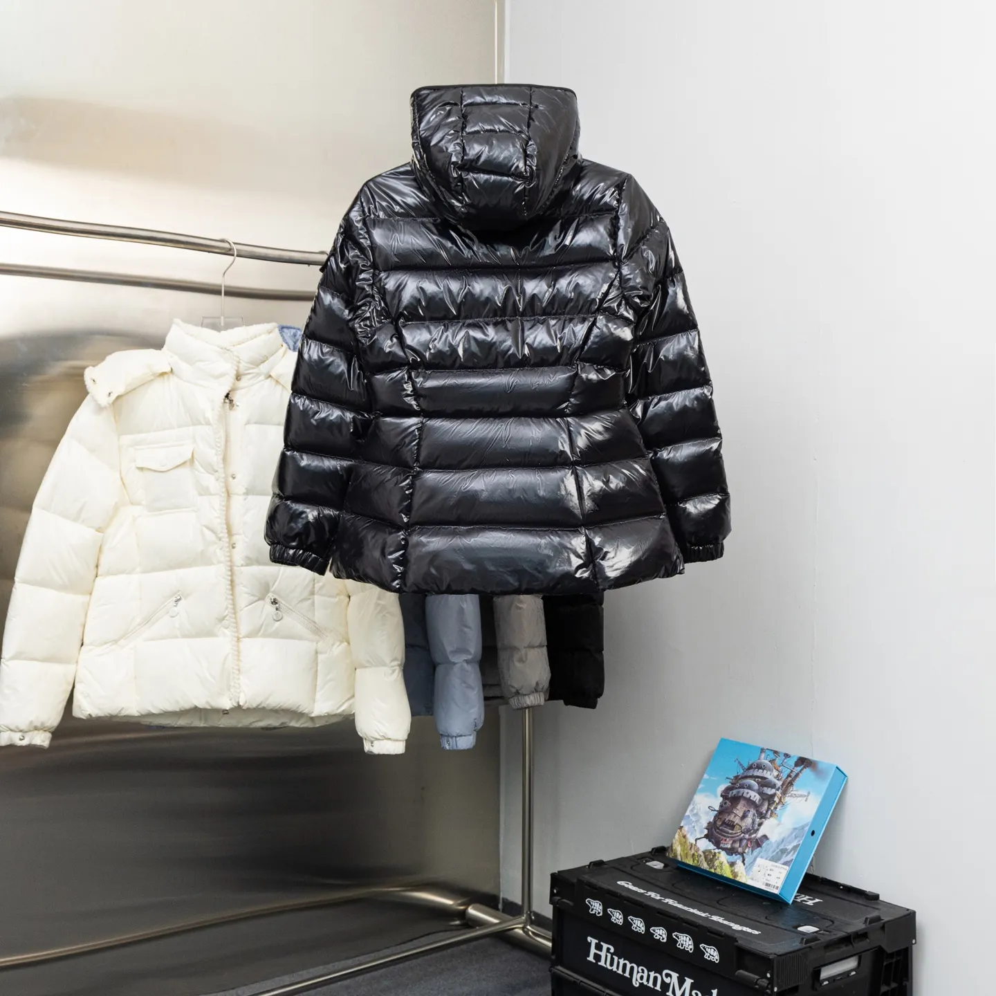 P800 2025 new autumn and winter style 🆕Moncler Meng Mouth Barante women's short hooded down and waisted jacket, huge slim waisted down jacket, using nylon oil-wax leather micro-wrinkling technology to make the whole dress show a high-end effect while being fashionable and easy to take care of. The detailed hardware is a new model with the same color and simple upper body, clean, slimming, age-reducing, fashionable, not bloated and warm. Color: cherry blossom pink, cream white, cool black