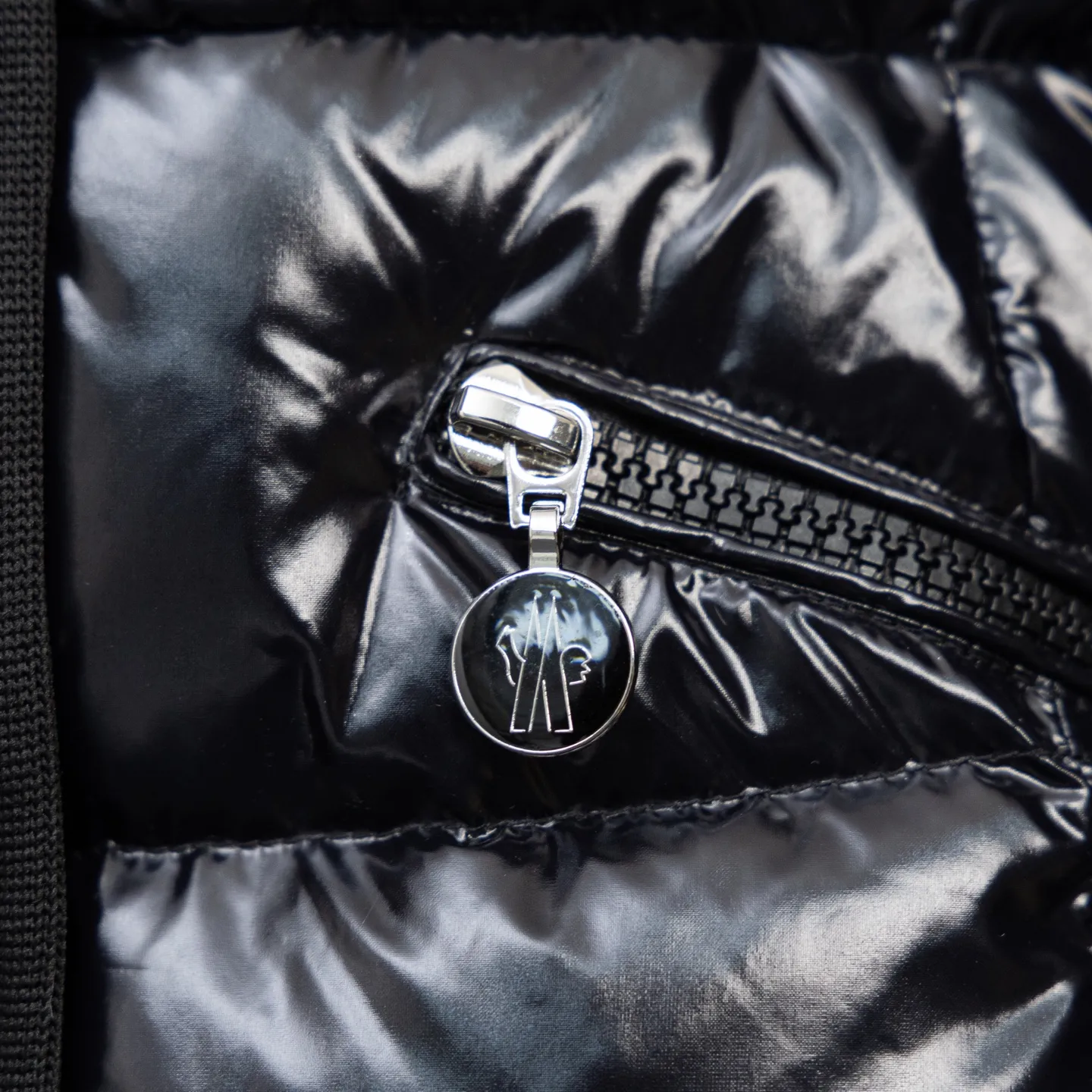 P800 2025 new autumn and winter style 🆕Moncler Meng Mouth Barante women's short hooded down and waisted jacket, huge slim waisted down jacket, using nylon oil-wax leather micro-wrinkling technology to make the whole dress show a high-end effect while being fashionable and easy to take care of. The detailed hardware is a new model with the same color and simple upper body, clean, slimming, age-reducing, fashionable, not bloated and warm. Color: cherry blossom pink, cream white, cool black