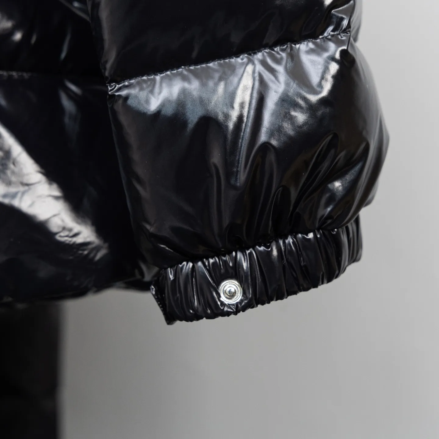 P800 2025 new autumn and winter style 🆕Moncler Meng Mouth Barante women's short hooded down and waisted jacket, huge slim waisted down jacket, using nylon oil-wax leather micro-wrinkling technology to make the whole dress show a high-end effect while being fashionable and easy to take care of. The detailed hardware is a new model with the same color and simple upper body, clean, slimming, age-reducing, fashionable, not bloated and warm. Color: cherry blossom pink, cream white, cool black