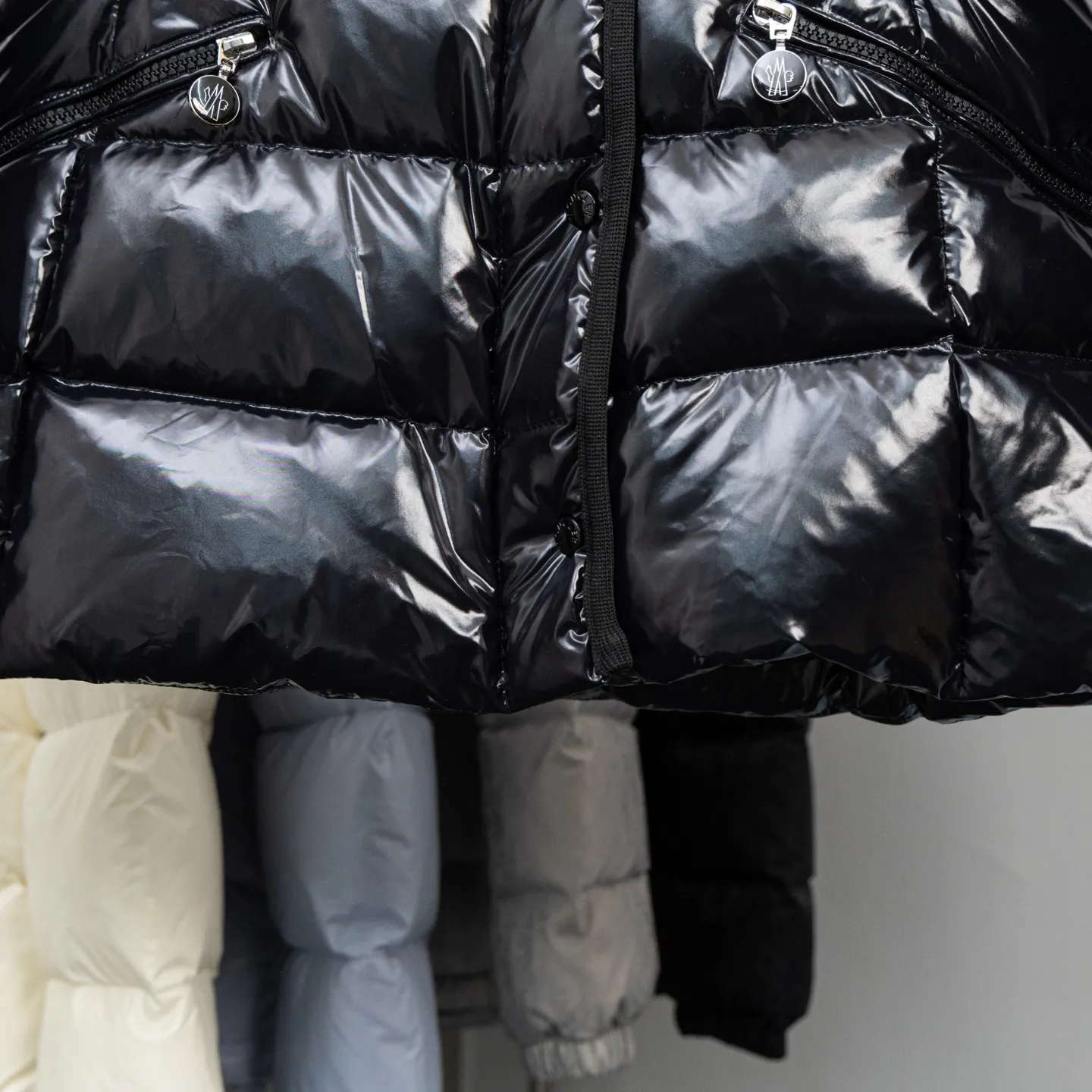 P800 2025 new autumn and winter style 🆕Moncler Meng Mouth Barante women's short hooded down and waisted jacket, huge slim waisted down jacket, using nylon oil-wax leather micro-wrinkling technology to make the whole dress show a high-end effect while being fashionable and easy to take care of. The detailed hardware is a new model with the same color and simple upper body, clean, slimming, age-reducing, fashionable, not bloated and warm. Color: cherry blossom pink, cream white, cool black