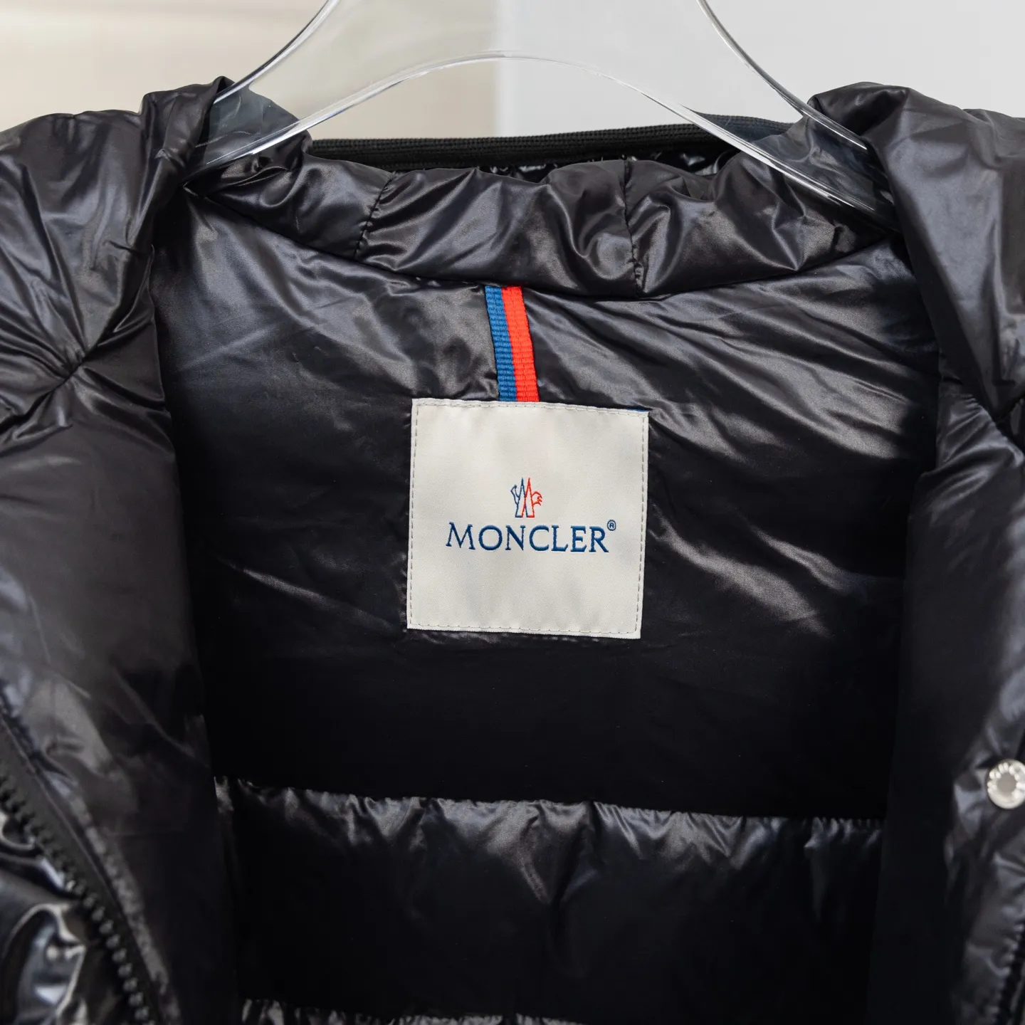 P800 2025 new autumn and winter style 🆕Moncler Meng Mouth Barante women's short hooded down and waisted jacket, huge slim waisted down jacket, using nylon oil-wax leather micro-wrinkling technology to make the whole dress show a high-end effect while being fashionable and easy to take care of. The detailed hardware is a new model with the same color and simple upper body, clean, slimming, age-reducing, fashionable, not bloated and warm. Color: cherry blossom pink, cream white, cool black