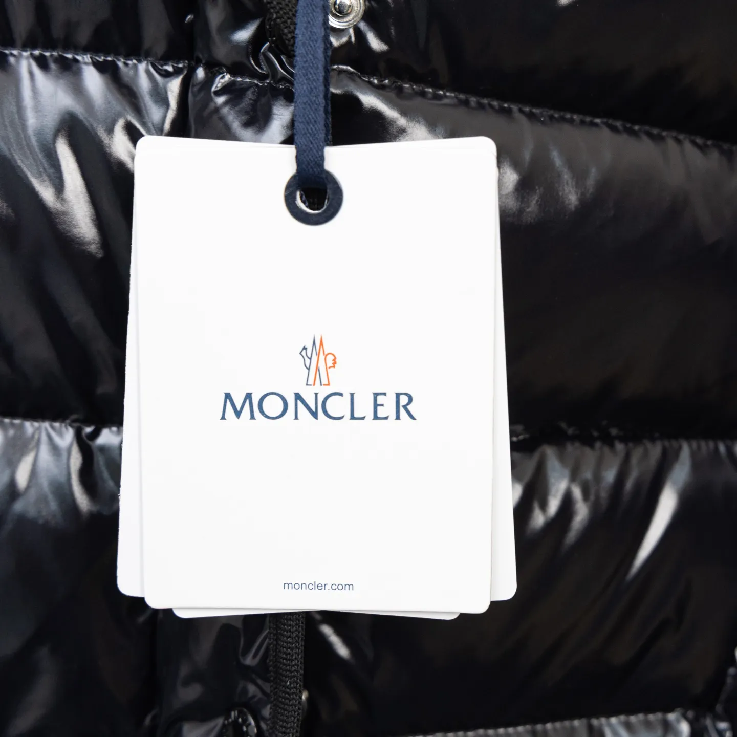 P800 2025 new autumn and winter style 🆕Moncler Meng Mouth Barante women's short hooded down and waisted jacket, huge slim waisted down jacket, using nylon oil-wax leather micro-wrinkling technology to make the whole dress show a high-end effect while being fashionable and easy to take care of. The detailed hardware is a new model with the same color and simple upper body, clean, slimming, age-reducing, fashionable, not bloated and warm. Color: cherry blossom pink, cream white, cool black