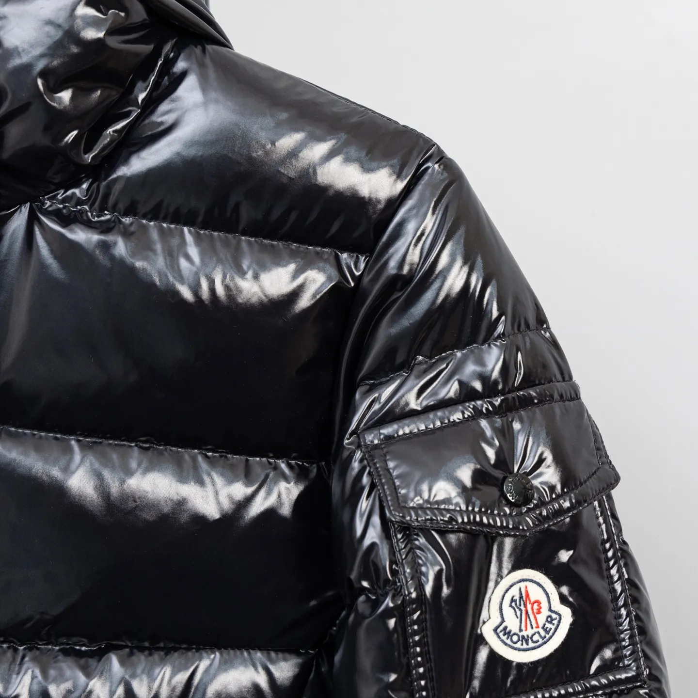 P800 2025 new autumn and winter style 🆕Moncler Meng Mouth Barante women's short hooded down and waisted jacket, huge slim waisted down jacket, using nylon oil-wax leather micro-wrinkling technology to make the whole dress show a high-end effect while being fashionable and easy to take care of. The detailed hardware is a new model with the same color and simple upper body, clean, slimming, age-reducing, fashionable, not bloated and warm. Color: cherry blossom pink, cream white, cool black