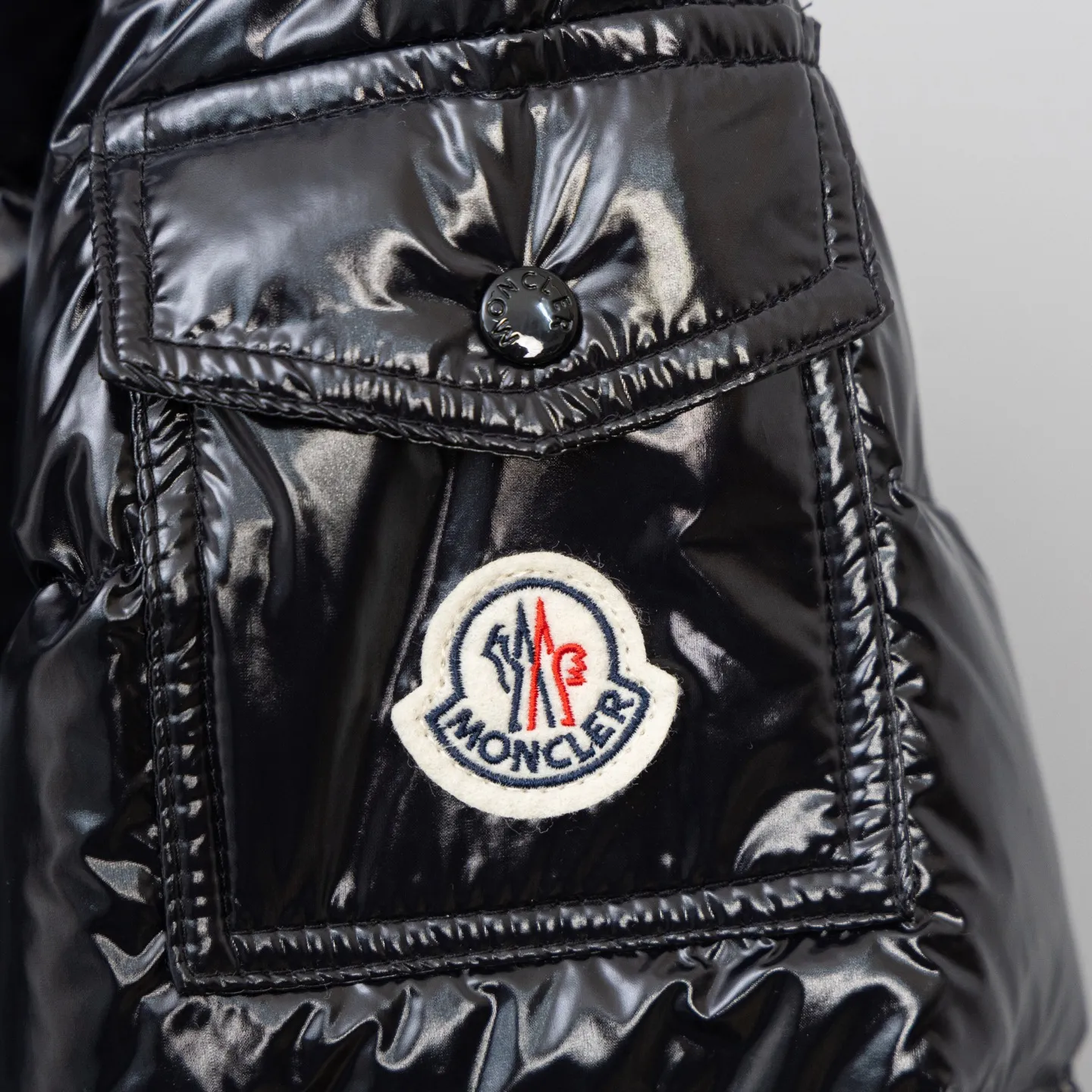 P800 2025 new autumn and winter style 🆕Moncler Meng Mouth Barante women's short hooded down and waisted jacket, huge slim waisted down jacket, using nylon oil-wax leather micro-wrinkling technology to make the whole dress show a high-end effect while being fashionable and easy to take care of. The detailed hardware is a new model with the same color and simple upper body, clean, slimming, age-reducing, fashionable, not bloated and warm. Color: cherry blossom pink, cream white, cool black