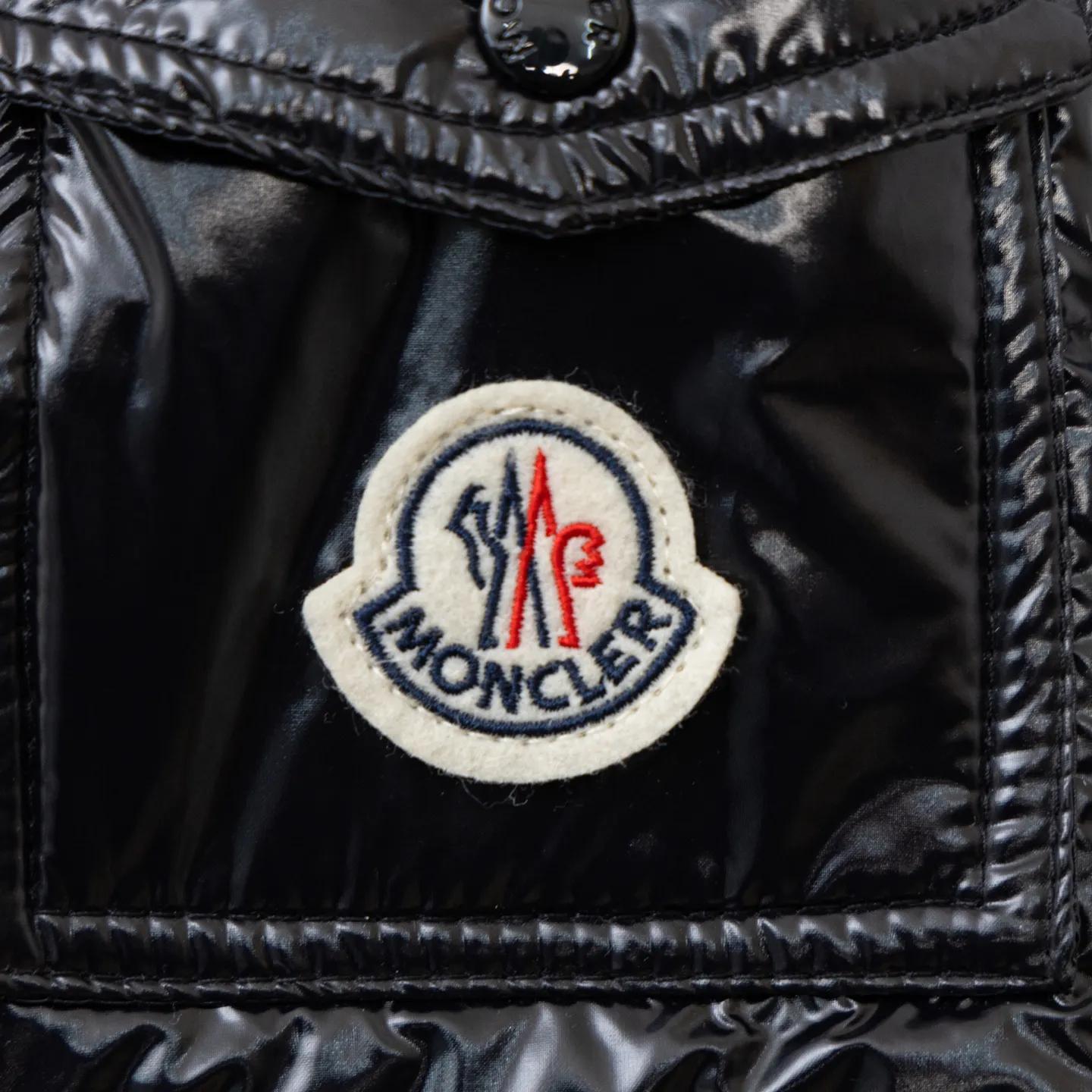 P800 2025 new autumn and winter style 🆕Moncler Meng Mouth Barante women's short hooded down and waisted jacket, huge slim waisted down jacket, using nylon oil-wax leather micro-wrinkling technology to make the whole dress show a high-end effect while being fashionable and easy to take care of. The detailed hardware is a new model with the same color and simple upper body, clean, slimming, age-reducing, fashionable, not bloated and warm. Color: cherry blossom pink, cream white, cool black