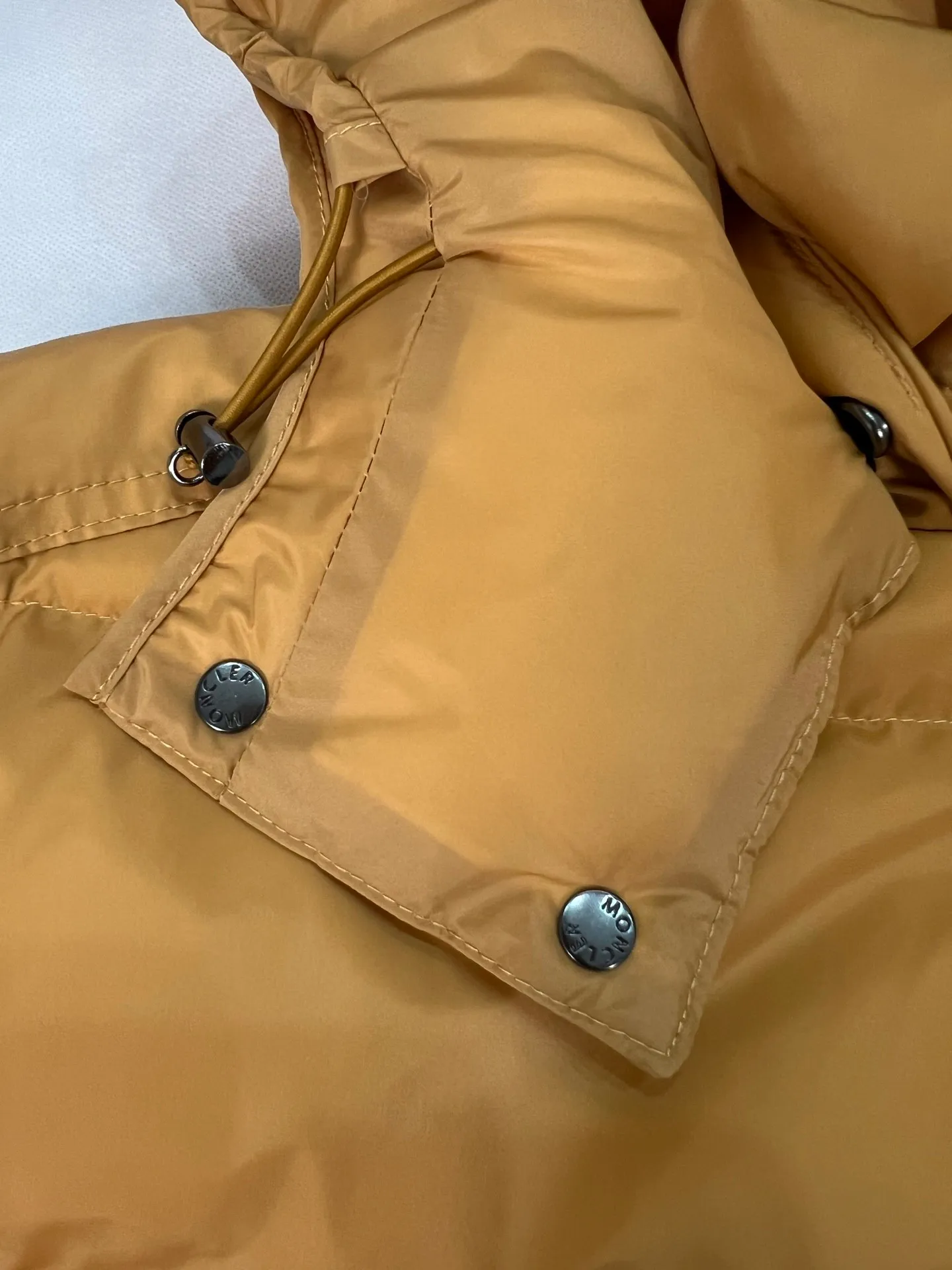 P800 (Maya hooded) Moncler's classic item, the style is highly recognizable. Made of lacquered nylon and available in a variety of colors, it's a stylish piece for casual commuting. The epitome of Moncler style. A classic cropped design that transcends seasons and styles, it features a statement silhouette, removable hood and adjustable hem. The cuffs are embellished with classic patch pockets, showing off the brand’s signature!