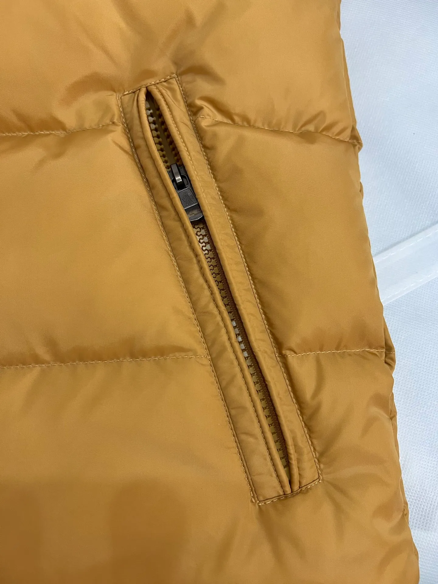 P800 (Maya hooded) Moncler's classic item, the style is highly recognizable. Made of lacquered nylon and available in a variety of colors, it's a stylish piece for casual commuting. The epitome of Moncler style. A classic cropped design that transcends seasons and styles, it features a statement silhouette, removable hood and adjustable hem. The cuffs are embellished with classic patch pockets, showing off the brand’s signature!
