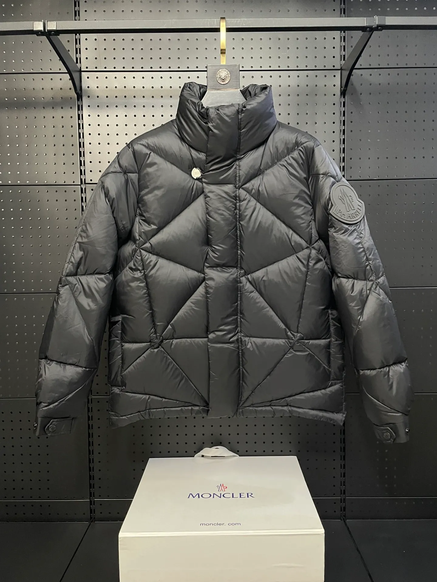 P980 Fei Dong collaborates with Moncler. Moncler once again joins hands with Pharrell Williams to create a joint series. The top 90 white duck I chose this time is the Moncler Genius product line. This Oak jacket is made of technical nylon, equipped with snap pockets and down padding to create the best warmth. The unique triangular car line will create a more artistic visual effect as a whole. The solid color dress is only decorated with LOGO on the chest and arms, which will not be too public while retaining the joint identity. It is also very versatile when paired together. This design technique has also appeared many times in Fei Dong’s joint brands, which is quite recognizable. Size: 1-5