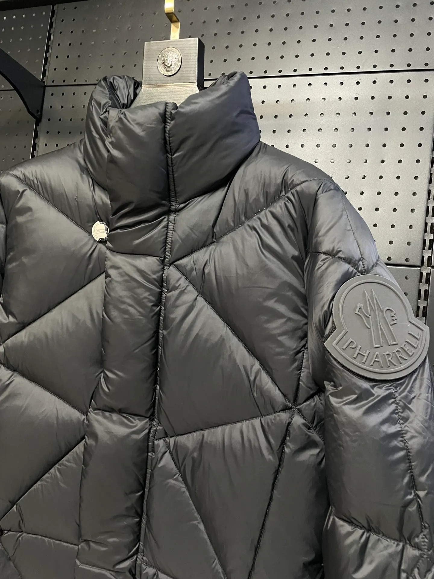 P980 Fei Dong collaborates with Moncler. Moncler once again joins hands with Pharrell Williams to create a joint series. The top 90 white duck I chose this time is the Moncler Genius product line. This Oak jacket is made of technical nylon, equipped with snap pockets and down padding to create the best warmth. The unique triangular car line will create a more artistic visual effect as a whole. The solid color dress is only decorated with LOGO on the chest and arms, which will not be too public while retaining the joint identity. It is also very versatile when paired together. This design technique has also appeared many times in Fei Dong’s joint brands, which is quite recognizable. Size: 1-5