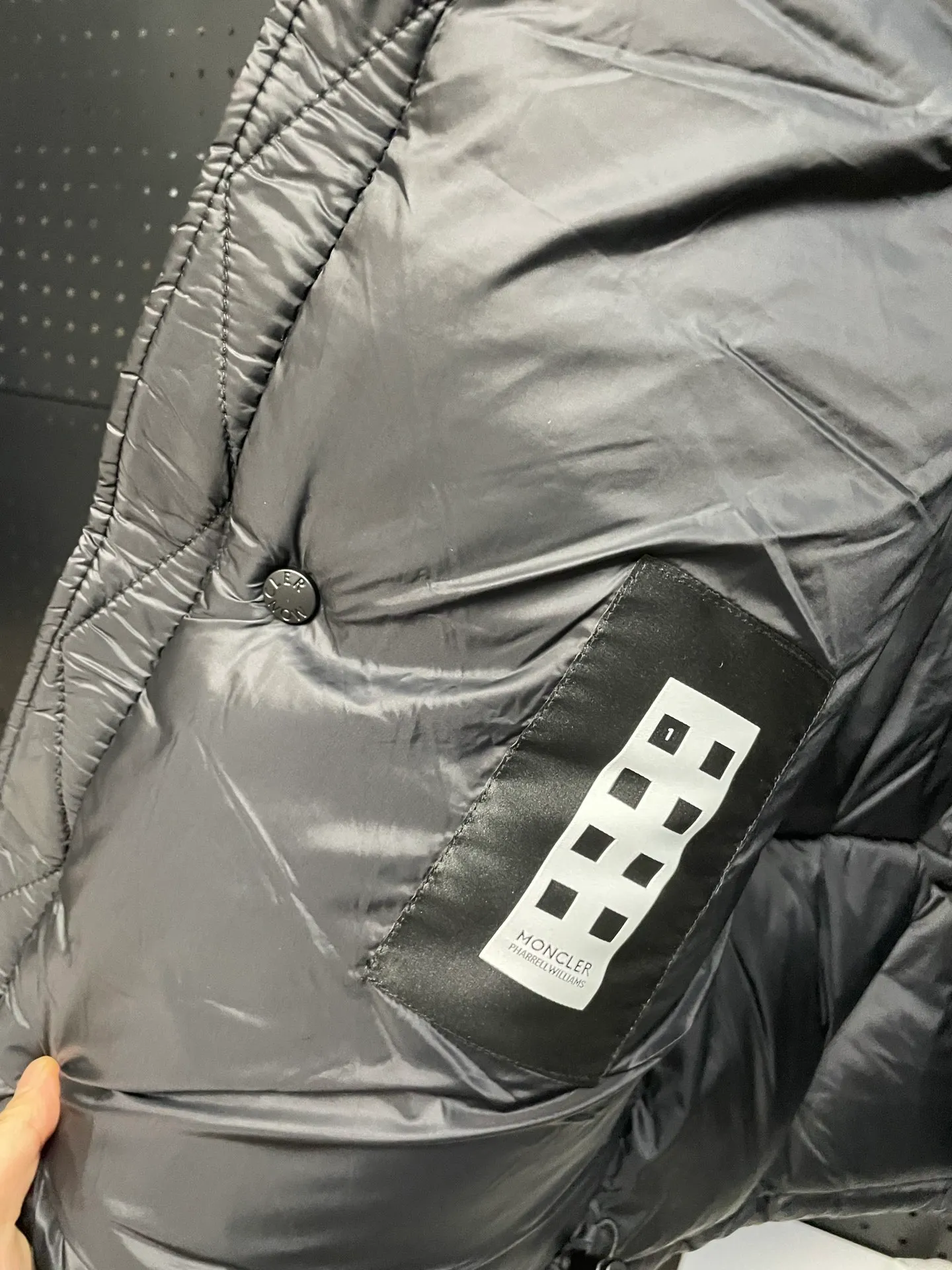 P980 Fei Dong collaborates with Moncler. Moncler once again joins hands with Pharrell Williams to create a joint series. The top 90 white duck I chose this time is the Moncler Genius product line. This Oak jacket is made of technical nylon, equipped with snap pockets and down padding to create the best warmth. The unique triangular car line will create a more artistic visual effect as a whole. The solid color dress is only decorated with LOGO on the chest and arms, which will not be too public while retaining the joint identity. It is also very versatile when paired together. This design technique has also appeared many times in Fei Dong’s joint brands, which is quite recognizable. Size: 1-5