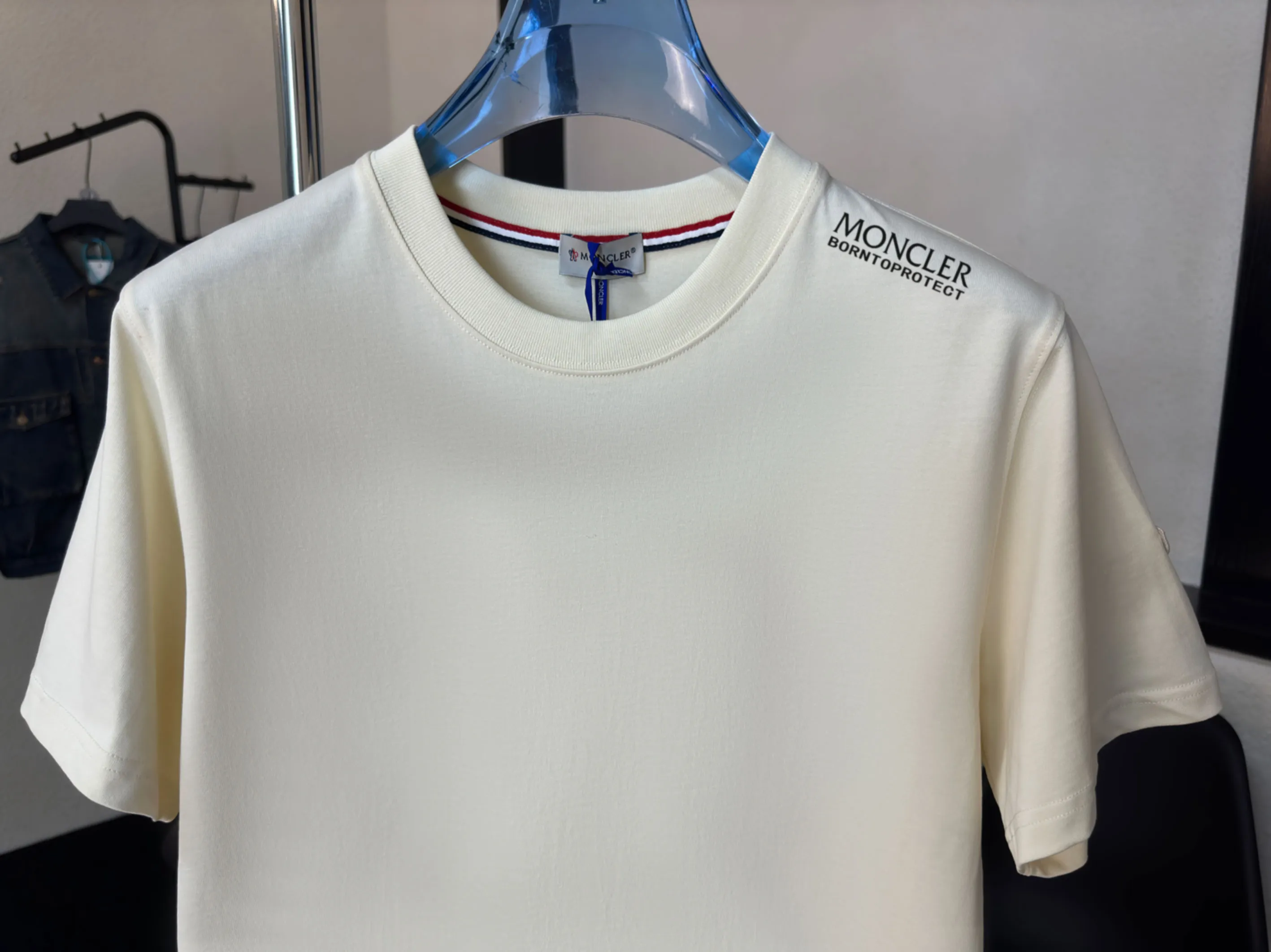 P140 💰Upgraded version "Mobile phone smart sensor ~ NFC chip armband ~ direct access to the official website for anti-counterfeiting" "Moncler ~ Mouth Mouth" 2025 new high-quality round neck short-sleeved T-shirt. The cuffs have imported embroidered labels. Customized dyeing, very comfortable to touch. Super versatile and good-looking short-sleeved. Complete with three labels. Non-market ordinary version. Feel free to compare. Quality is absolutely guaranteed! ‼ First of all, this original fabric is all custom-woven with 32-count double yarn fabric, 250G, and the weight is the same‼ Fine workmanship, double waistcoat method, double waistcoat method, double waistcoat method makes the whole dress more three-dimensional, which is not a craft that ordinary T-shirts can achieve🤪 Size: S-M-L-XL-2XL Color: black, white, apricot, same style for men and women