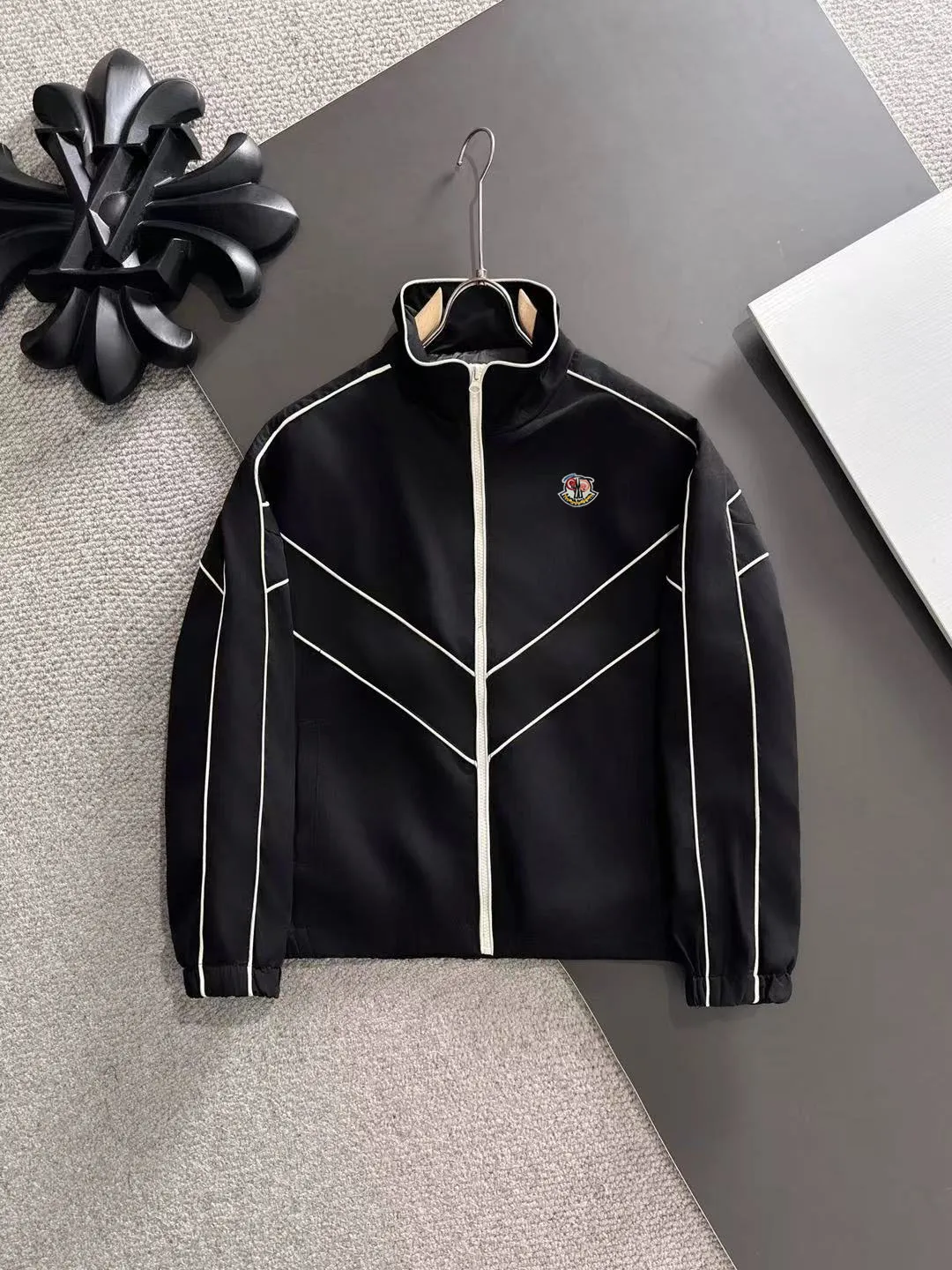 Next day shipping P460 MONCLER/Mask high quality 2025 autumn and winter new casual heavy industry jacket exclusively developed by yb! High quality production! The top version of the trading company channel order, external orders for imported custom fabrics, high breathability and comfort, impeccable details, absolutely worth buying! Brand element design concept, delicate and soft feel! It presents a casual cut and the upper body shape is great! On sale simultaneously on the official website! From a high-end men's positioning brand, the low-key luxury taste is irresistible! Exquisite workmanship and impeccable quality! The overall style is simple, fashionable and timeless, fully meeting the requirements of stylish and tasteful dressing! Size: M to 5XL (or state your height and weight when placing an order)
