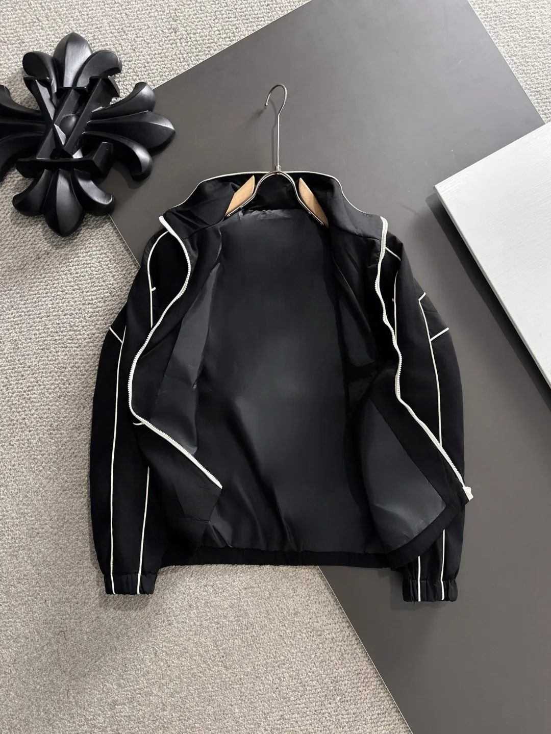 Next day shipping P460 MONCLER/Mask high quality 2025 autumn and winter new casual heavy industry jacket exclusively developed by yb! High quality production! The top version of the trading company channel order, external orders for imported custom fabrics, high breathability and comfort, impeccable details, absolutely worth buying! Brand element design concept, delicate and soft feel! It presents a casual cut and the upper body shape is great! On sale simultaneously on the official website! From a high-end men's positioning brand, the low-key luxury taste is irresistible! Exquisite workmanship and impeccable quality! The overall style is simple, fashionable and timeless, fully meeting the requirements of stylish and tasteful dressing! Size: M to 5XL (or state your height and weight when placing an order)