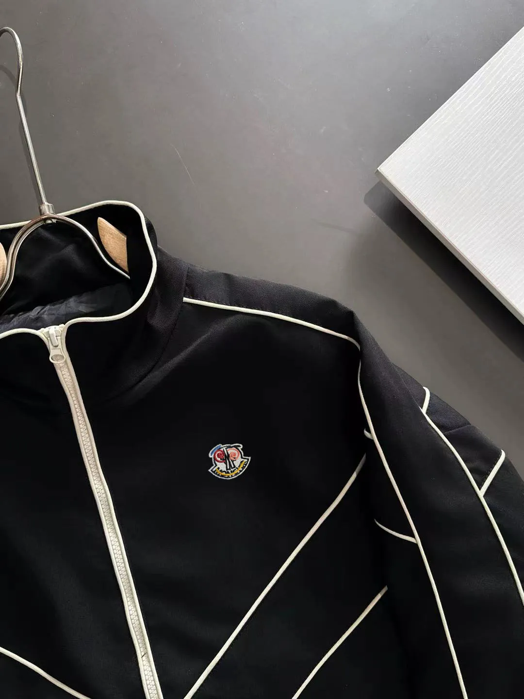 Next day shipping P460 MONCLER/Mask high quality 2025 autumn and winter new casual heavy industry jacket exclusively developed by yb! High quality production! The top version of the trading company channel order, external orders for imported custom fabrics, high breathability and comfort, impeccable details, absolutely worth buying! Brand element design concept, delicate and soft feel! It presents a casual cut and the upper body shape is great! On sale simultaneously on the official website! From a high-end men's positioning brand, the low-key luxury taste is irresistible! Exquisite workmanship and impeccable quality! The overall style is simple, fashionable and timeless, fully meeting the requirements of stylish and tasteful dressing! Size: M to 5XL (or state your height and weight when placing an order)