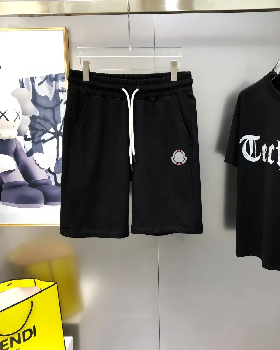 P230 Moncler 2024 new original men's casual shorts, the latest release on the official website of the counter, ✨ High-end quality, simple, fashionable and elegant ✨ Classic logo LOGO design, customized original imported 100% cotton fabric, simple and elegant, versatile style, elegant and handsome upper body, brand new sense of sight! The details are all in place, no one is picky about the upper body, and you must pay for your own money. Size: S-XL (can wear up to 185 pounds, please state your height and weight when placing an order) Black Gray