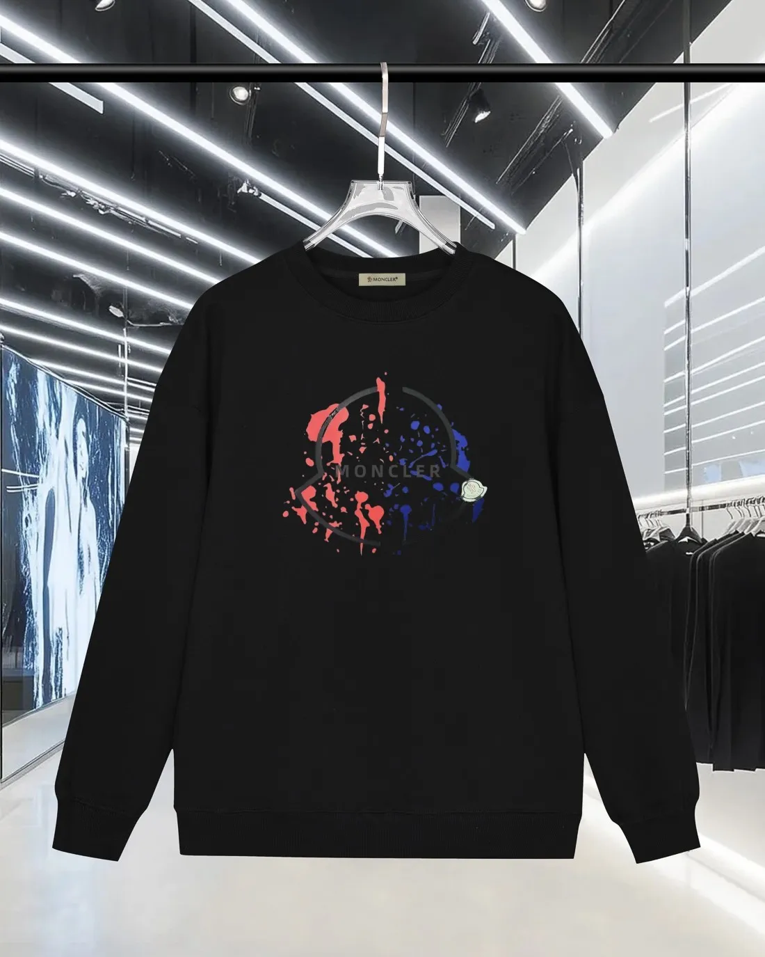 P220 (Next day shipping) MONCLER/Mousse 2025Fw new autumn and winter style 400g pullover round neck long-sleeved sweatshirt Color-blocking graffiti offset letter logo embossing process Uniform style for men and women Brand classic Pure cotton fabric Official synchronization High version High quality Fashion personality Versatile trend Pure original quality Original fabric Hang tag Collar label Washed wheat Complete three labels Color: Black. White. Size: S-XL