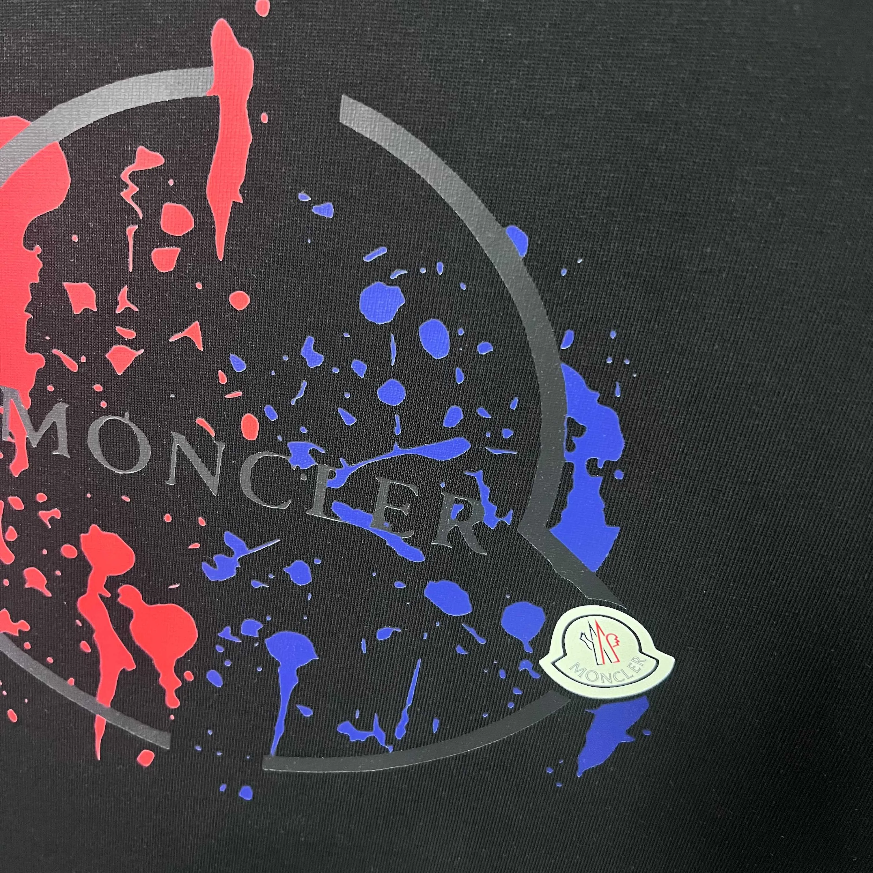 P220 (Next day shipping) MONCLER/Mousse 2025Fw new autumn and winter style 400g pullover round neck long-sleeved sweatshirt Color-blocking graffiti offset letter logo embossing process Uniform style for men and women Brand classic Pure cotton fabric Official synchronization High version High quality Fashion personality Versatile trend Pure original quality Original fabric Hang tag Collar label Washed wheat Complete three labels Color: Black. White. Size: S-XL