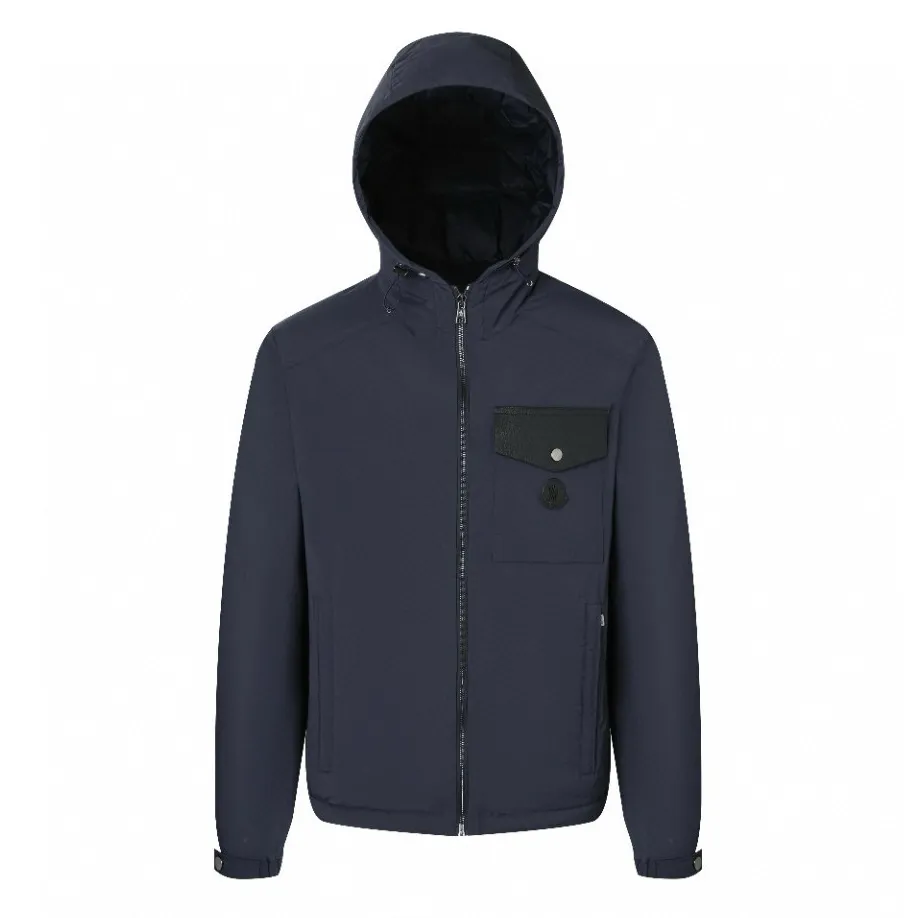 P870 [Exclusive supply] Moncler leather flap pocket hooded down jacket. The high-quality filling is made of 90 white duck down, with a weight of 200g, ensuring excellent thermal insulation performance. After strict screening and processing, the velvet is not easy to get drilled, ensuring durability. After the fabric is made of 100% polyester fiber and processed through microfiberization, the individual fibers become extremely fine, which greatly increases the fiber surface area, making the fabric soft and smooth, and the touch is close to natural fibers. The high-density textile method makes the structure tight, thus giving it a certain degree of wrinkle resistance, windproof warmth and wear resistance. The lining is made of ultra-fine denier woven high-density lining, with a thickness of 0.08mm to avoid increasing the overall weight and making it smooth to wear. The high-density woven structure forms a wind resistance layer to protect the thermal efficiency of the thermal layer from loss. It can also withstand the expansion pressure of down and prevent deformation and damage after long-term use. The leather flap pocket on the chest is matched with a pebbled leather flap + matte metal buckle, which is low-key yet exuding elegance. The hidden adjustment rope adds a sense of sophistication to your hands. The "ID card" is directly embedded on the black satin inner patch pocket! Silver snaps + red, white and blue webbing, low-key yet exuding a sense of luxury, both visually and tactilely smooth. Size:1-2-3-4