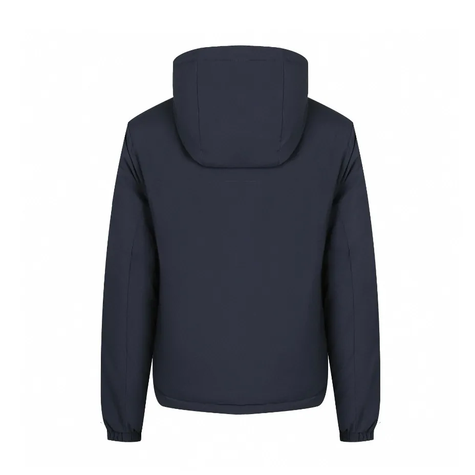 P870 [Exclusive supply] Moncler leather flap pocket hooded down jacket. The high-quality filling is made of 90 white duck down, with a weight of 200g, ensuring excellent thermal insulation performance. After strict screening and processing, the velvet is not easy to get drilled, ensuring durability. After the fabric is made of 100% polyester fiber and processed through microfiberization, the individual fibers become extremely fine, which greatly increases the fiber surface area, making the fabric soft and smooth, and the touch is close to natural fibers. The high-density textile method makes the structure tight, thus giving it a certain degree of wrinkle resistance, windproof warmth and wear resistance. The lining is made of ultra-fine denier woven high-density lining, with a thickness of 0.08mm to avoid increasing the overall weight and making it smooth to wear. The high-density woven structure forms a wind resistance layer to protect the thermal efficiency of the thermal layer from loss. It can also withstand the expansion pressure of down and prevent deformation and damage after long-term use. The leather flap pocket on the chest is matched with a pebbled leather flap + matte metal buckle, which is low-key yet exuding elegance. The hidden adjustment rope adds a sense of sophistication to your hands. The "ID card" is directly embedded on the black satin inner patch pocket! Silver snaps + red, white and blue webbing, low-key yet exuding a sense of luxury, both visually and tactilely smooth. Size:1-2-3-4