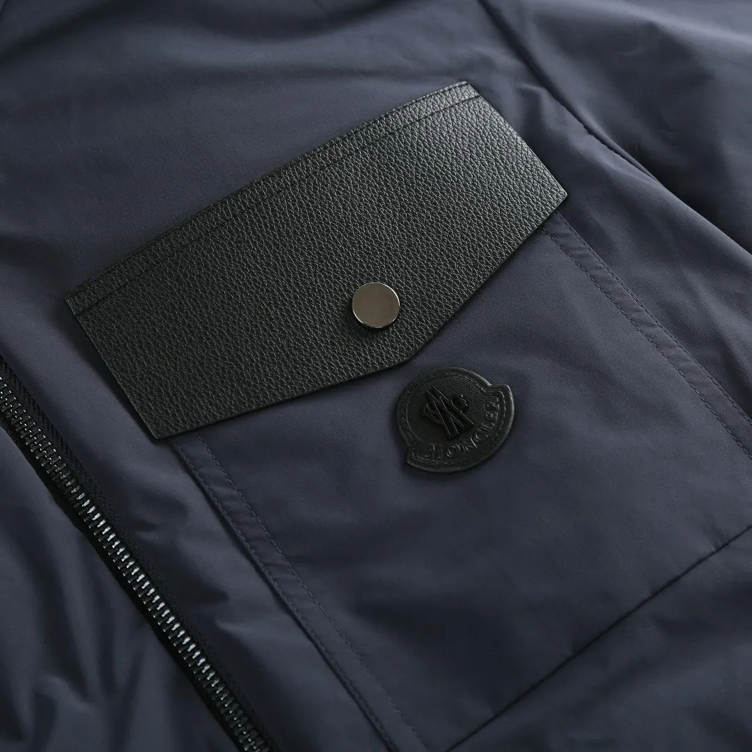 P870 [Exclusive supply] Moncler leather flap pocket hooded down jacket. The high-quality filling is made of 90 white duck down, with a weight of 200g, ensuring excellent thermal insulation performance. After strict screening and processing, the velvet is not easy to get drilled, ensuring durability. After the fabric is made of 100% polyester fiber and processed through microfiberization, the individual fibers become extremely fine, which greatly increases the fiber surface area, making the fabric soft and smooth, and the touch is close to natural fibers. The high-density textile method makes the structure tight, thus giving it a certain degree of wrinkle resistance, windproof warmth and wear resistance. The lining is made of ultra-fine denier woven high-density lining, with a thickness of 0.08mm to avoid increasing the overall weight and making it smooth to wear. The high-density woven structure forms a wind resistance layer to protect the thermal efficiency of the thermal layer from loss. It can also withstand the expansion pressure of down and prevent deformation and damage after long-term use. The leather flap pocket on the chest is matched with a pebbled leather flap + matte metal buckle, which is low-key yet exuding elegance. The hidden adjustment rope adds a sense of sophistication to your hands. The "ID card" is directly embedded on the black satin inner patch pocket! Silver snaps + red, white and blue webbing, low-key yet exuding a sense of luxury, both visually and tactilely smooth. Size:1-2-3-4