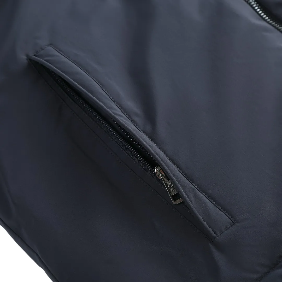 P870 [Exclusive supply] Moncler leather flap pocket hooded down jacket. The high-quality filling is made of 90 white duck down, with a weight of 200g, ensuring excellent thermal insulation performance. After strict screening and processing, the velvet is not easy to get drilled, ensuring durability. After the fabric is made of 100% polyester fiber and processed through microfiberization, the individual fibers become extremely fine, which greatly increases the fiber surface area, making the fabric soft and smooth, and the touch is close to natural fibers. The high-density textile method makes the structure tight, thus giving it a certain degree of wrinkle resistance, windproof warmth and wear resistance. The lining is made of ultra-fine denier woven high-density lining, with a thickness of 0.08mm to avoid increasing the overall weight and making it smooth to wear. The high-density woven structure forms a wind resistance layer to protect the thermal efficiency of the thermal layer from loss. It can also withstand the expansion pressure of down and prevent deformation and damage after long-term use. The leather flap pocket on the chest is matched with a pebbled leather flap + matte metal buckle, which is low-key yet exuding elegance. The hidden adjustment rope adds a sense of sophistication to your hands. The "ID card" is directly embedded on the black satin inner patch pocket! Silver snaps + red, white and blue webbing, low-key yet exuding a sense of luxury, both visually and tactilely smooth. Size:1-2-3-4