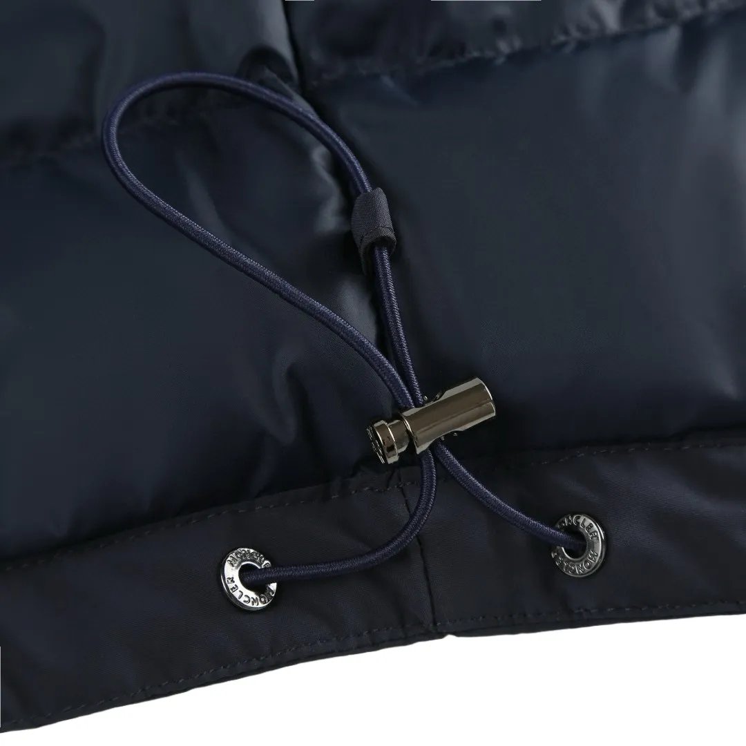 P870 [Exclusive supply] Moncler leather flap pocket hooded down jacket. The high-quality filling is made of 90 white duck down, with a weight of 200g, ensuring excellent thermal insulation performance. After strict screening and processing, the velvet is not easy to get drilled, ensuring durability. After the fabric is made of 100% polyester fiber and processed through microfiberization, the individual fibers become extremely fine, which greatly increases the fiber surface area, making the fabric soft and smooth, and the touch is close to natural fibers. The high-density textile method makes the structure tight, thus giving it a certain degree of wrinkle resistance, windproof warmth and wear resistance. The lining is made of ultra-fine denier woven high-density lining, with a thickness of 0.08mm to avoid increasing the overall weight and making it smooth to wear. The high-density woven structure forms a wind resistance layer to protect the thermal efficiency of the thermal layer from loss. It can also withstand the expansion pressure of down and prevent deformation and damage after long-term use. The leather flap pocket on the chest is matched with a pebbled leather flap + matte metal buckle, which is low-key yet exuding elegance. The hidden adjustment rope adds a sense of sophistication to your hands. The "ID card" is directly embedded on the black satin inner patch pocket! Silver snaps + red, white and blue webbing, low-key yet exuding a sense of luxury, both visually and tactilely smooth. Size:1-2-3-4