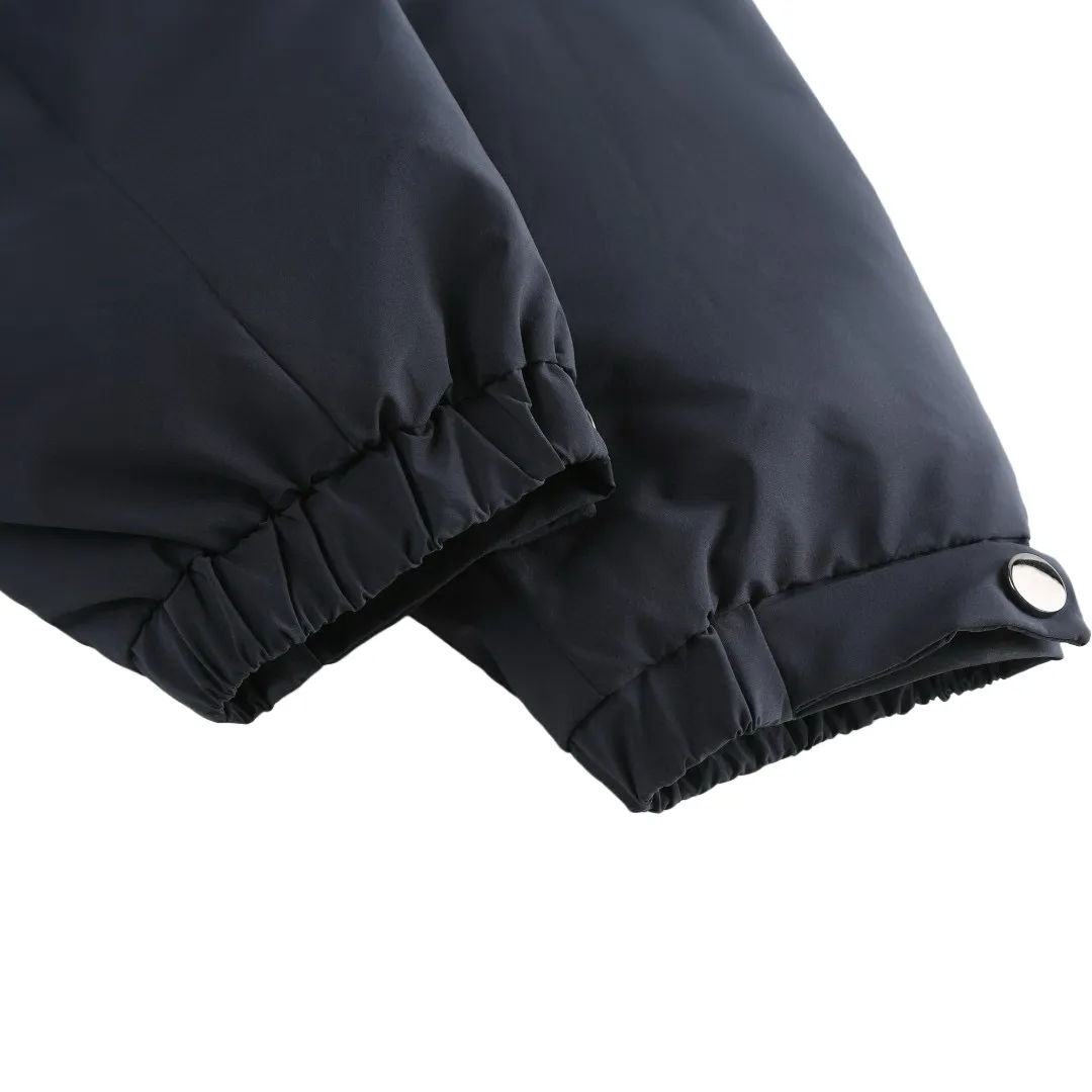 P870 [Exclusive supply] Moncler leather flap pocket hooded down jacket. The high-quality filling is made of 90 white duck down, with a weight of 200g, ensuring excellent thermal insulation performance. After strict screening and processing, the velvet is not easy to get drilled, ensuring durability. After the fabric is made of 100% polyester fiber and processed through microfiberization, the individual fibers become extremely fine, which greatly increases the fiber surface area, making the fabric soft and smooth, and the touch is close to natural fibers. The high-density textile method makes the structure tight, thus giving it a certain degree of wrinkle resistance, windproof warmth and wear resistance. The lining is made of ultra-fine denier woven high-density lining, with a thickness of 0.08mm to avoid increasing the overall weight and making it smooth to wear. The high-density woven structure forms a wind resistance layer to protect the thermal efficiency of the thermal layer from loss. It can also withstand the expansion pressure of down and prevent deformation and damage after long-term use. The leather flap pocket on the chest is matched with a pebbled leather flap + matte metal buckle, which is low-key yet exuding elegance. The hidden adjustment rope adds a sense of sophistication to your hands. The "ID card" is directly embedded on the black satin inner patch pocket! Silver snaps + red, white and blue webbing, low-key yet exuding a sense of luxury, both visually and tactilely smooth. Size:1-2-3-4