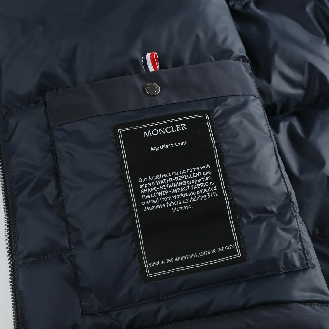 P870 [Exclusive supply] Moncler leather flap pocket hooded down jacket. The high-quality filling is made of 90 white duck down, with a weight of 200g, ensuring excellent thermal insulation performance. After strict screening and processing, the velvet is not easy to get drilled, ensuring durability. After the fabric is made of 100% polyester fiber and processed through microfiberization, the individual fibers become extremely fine, which greatly increases the fiber surface area, making the fabric soft and smooth, and the touch is close to natural fibers. The high-density textile method makes the structure tight, thus giving it a certain degree of wrinkle resistance, windproof warmth and wear resistance. The lining is made of ultra-fine denier woven high-density lining, with a thickness of 0.08mm to avoid increasing the overall weight and making it smooth to wear. The high-density woven structure forms a wind resistance layer to protect the thermal efficiency of the thermal layer from loss. It can also withstand the expansion pressure of down and prevent deformation and damage after long-term use. The leather flap pocket on the chest is matched with a pebbled leather flap + matte metal buckle, which is low-key yet exuding elegance. The hidden adjustment rope adds a sense of sophistication to your hands. The "ID card" is directly embedded on the black satin inner patch pocket! Silver snaps + red, white and blue webbing, low-key yet exuding a sense of luxury, both visually and tactilely smooth. Size:1-2-3-4