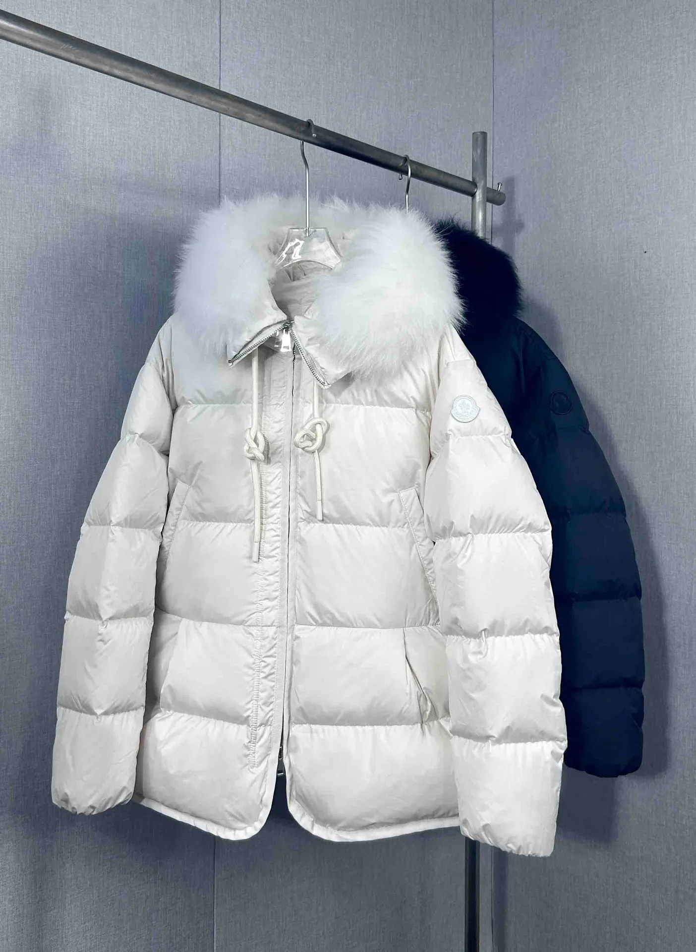 P920 Moncler Down Jacket. The wool collar can be detached and used as a scarf. It has a full sense of luxury. The hem skirt design can be gathered into the waist. The style is fashionable. The style is versatile and versatile. Style: Locustelle. Color: White. Black. Size: 0 1 2.