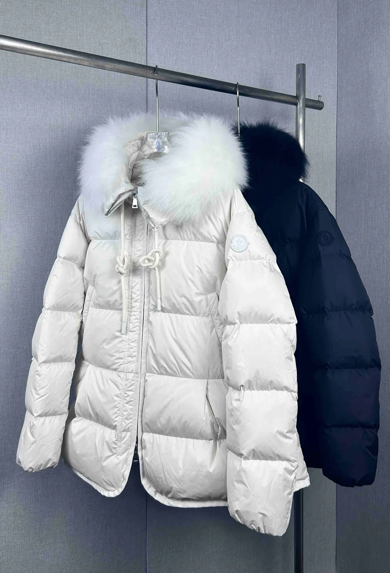 P920 Moncler Down Jacket. The wool collar can be detached and used as a scarf. It has a full sense of luxury. The hem skirt design can be gathered into the waist. The style is fashionable. The style is versatile and versatile. Style: Locustelle. Color: White. Black. Size: 0 1 2.