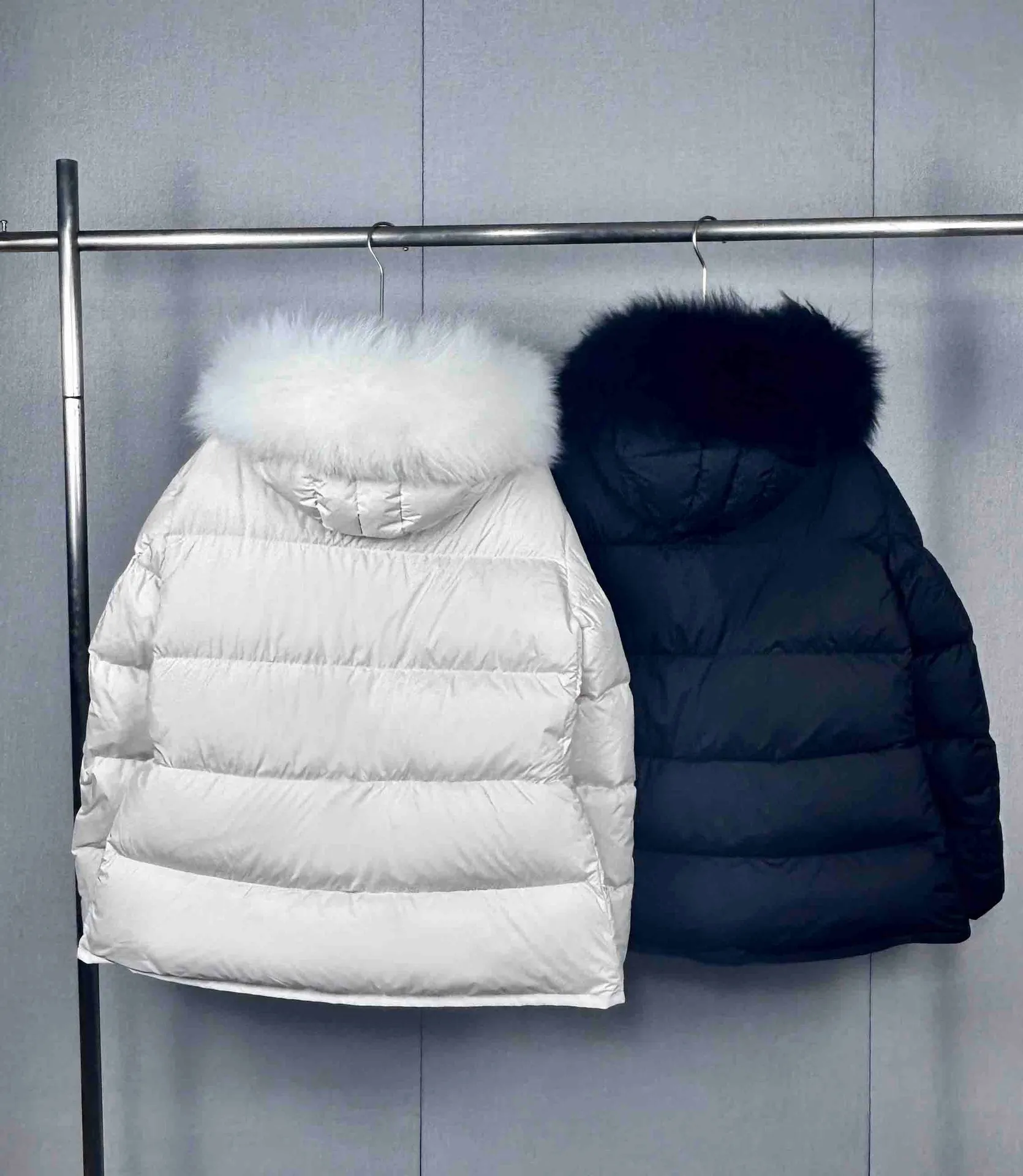 P920 Moncler Down Jacket. The wool collar can be detached and used as a scarf. It has a full sense of luxury. The hem skirt design can be gathered into the waist. The style is fashionable. The style is versatile and versatile. Style: Locustelle. Color: White. Black. Size: 0 1 2.