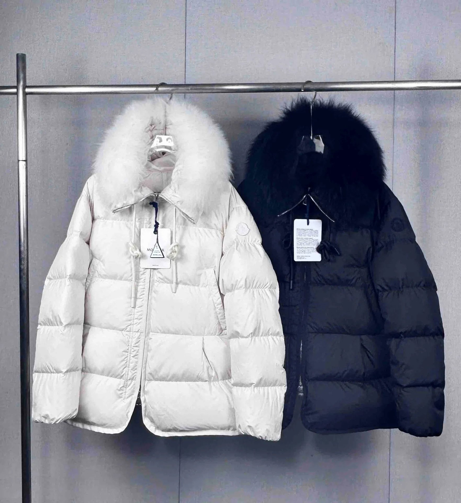 P920 Moncler Down Jacket. The wool collar can be detached and used as a scarf. It has a full sense of luxury. The hem skirt design can be gathered into the waist. The style is fashionable. The style is versatile and versatile. Style: Locustelle. Color: White. Black. Size: 0 1 2.