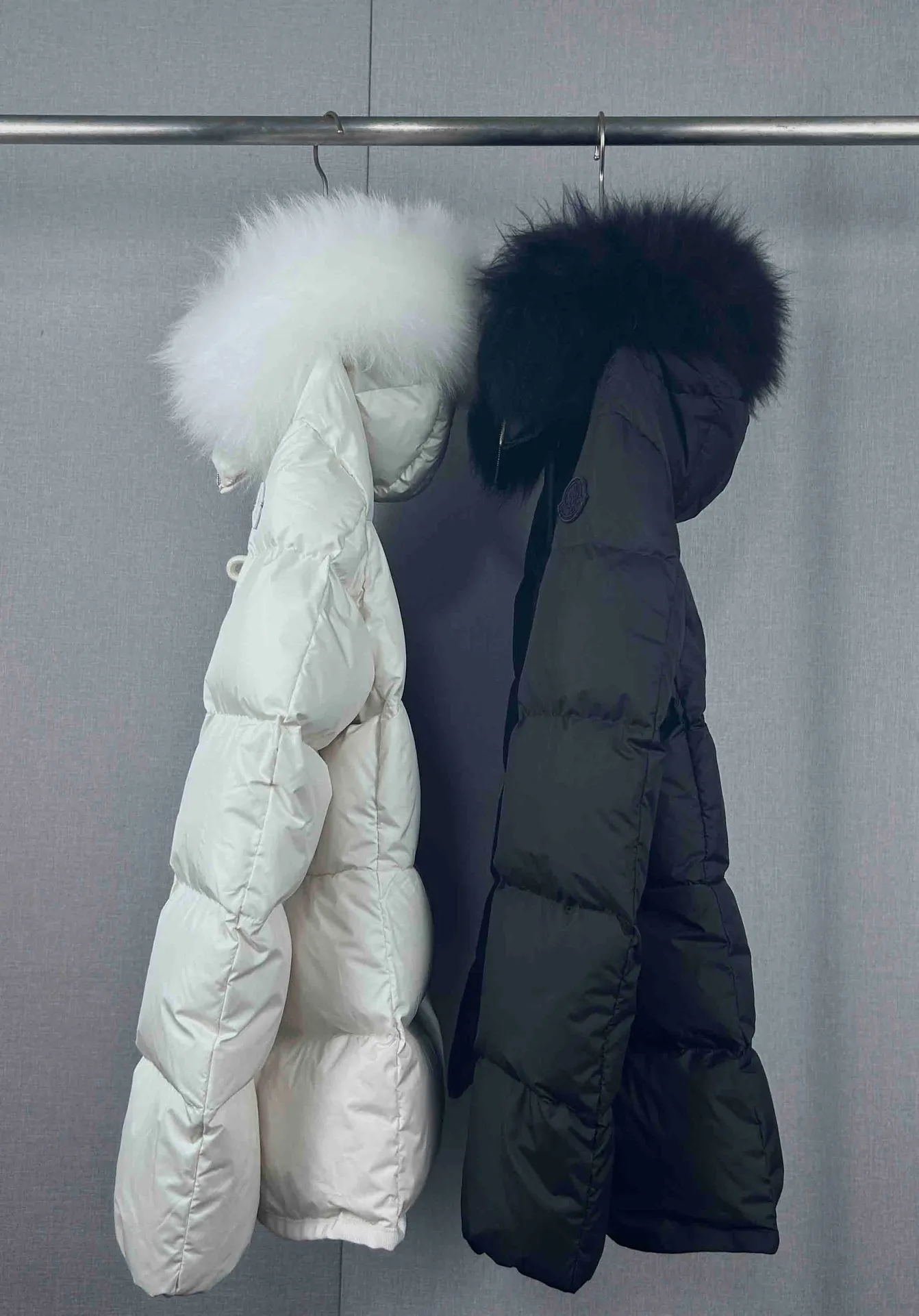 P920 Moncler Down Jacket. The wool collar can be detached and used as a scarf. It has a full sense of luxury. The hem skirt design can be gathered into the waist. The style is fashionable. The style is versatile and versatile. Style: Locustelle. Color: White. Black. Size: 0 1 2.
