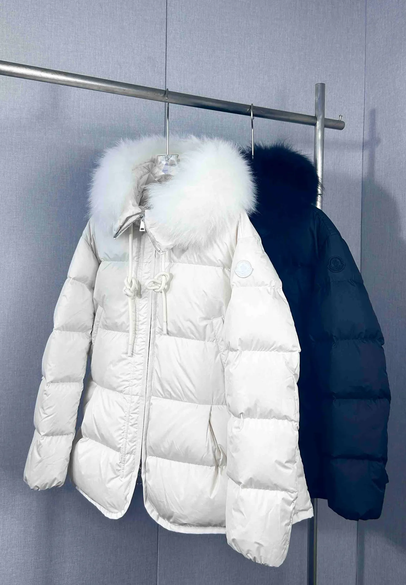 P920 Moncler Down Jacket. The wool collar can be detached and used as a scarf. It has a full sense of luxury. The hem skirt design can be gathered into the waist. The style is fashionable. The style is versatile and versatile. Style: Locustelle. Color: White. Black. Size: 0 1 2.