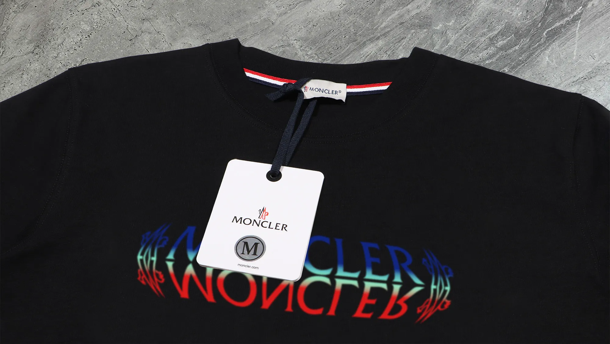 P210 High-version sweatshirt) [Long-term stock] 〖𝐌𝐎𝐍𝐂𝐋𝐄𝐑~Mask〗 Made of 440g heavy-weight fabric. It is different from the market currency. It can be matched with any variety and is properly handsome. 😎The whole dress is made of double waistcoats. The double waistcoats make the whole dress more three-dimensional. Not ordinary factories can do such fine work. 2025 Spring runway version of the T stage, on sale at the counter, round neck terry sweatshirt, high-end double-strand pure cotton, custom-made stretch ribs, dyed in the same vat, complete with three standards, matched with exquisite embroidered LOGO on the chest, simple and advanced, same style for men and women. Color: black, apricot, white, size: S M L XL 2XL