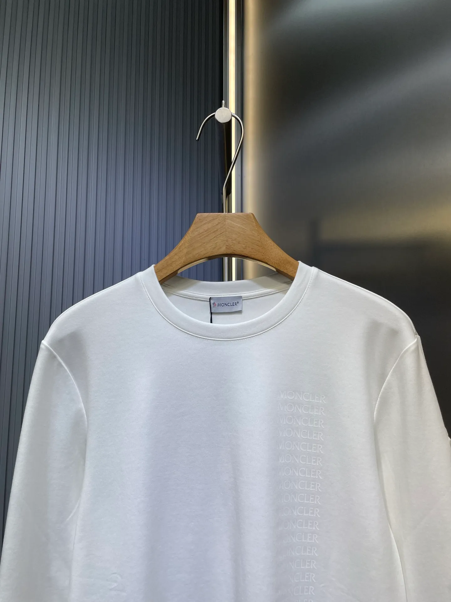 P300 moncler🌟 2025 new early autumn thick water-soft cotton row-letter printed long-sleeved T-shirt; customized 260 grams of high-density water-soft cotton fabric, row-letter LOGO printing technology on the chest, without too many modifications, interpreting a low-key and luxurious autumn and winter base shirt. The elements are simple and elegant, and it is elegant for business receptions! A must-have item for low-key people!  size：s-xxxl