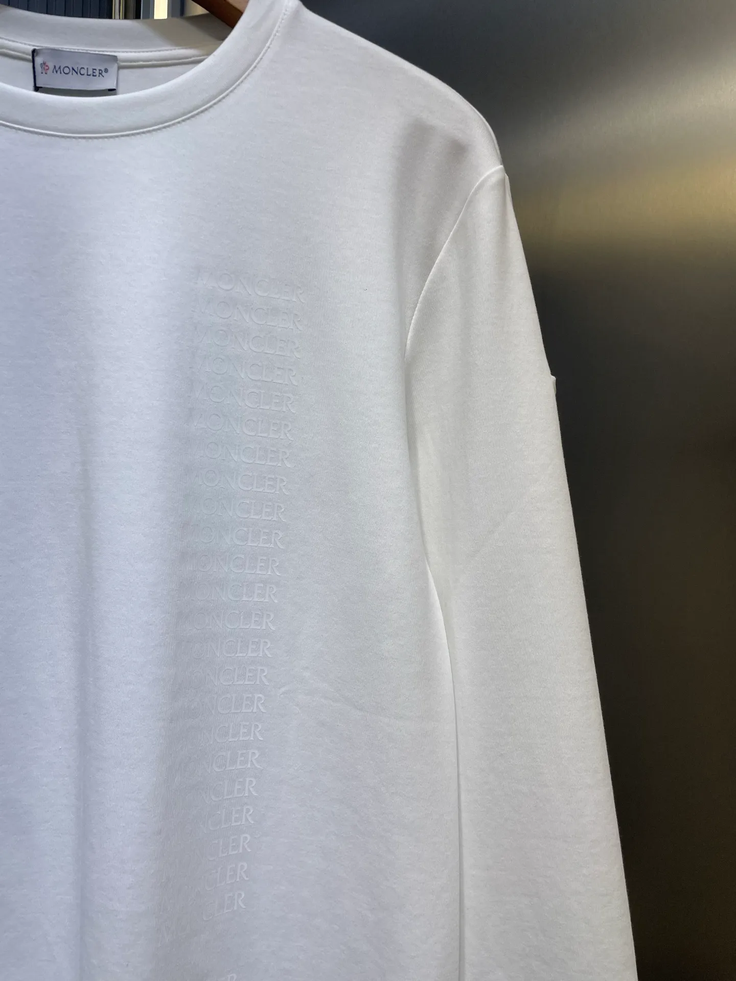 P300 moncler🌟 2025 new early autumn thick water-soft cotton row-letter printed long-sleeved T-shirt; customized 260 grams of high-density water-soft cotton fabric, row-letter LOGO printing technology on the chest, without too many modifications, interpreting a low-key and luxurious autumn and winter base shirt. The elements are simple and elegant, and it is elegant for business receptions! A must-have item for low-key people!  size：s-xxxl