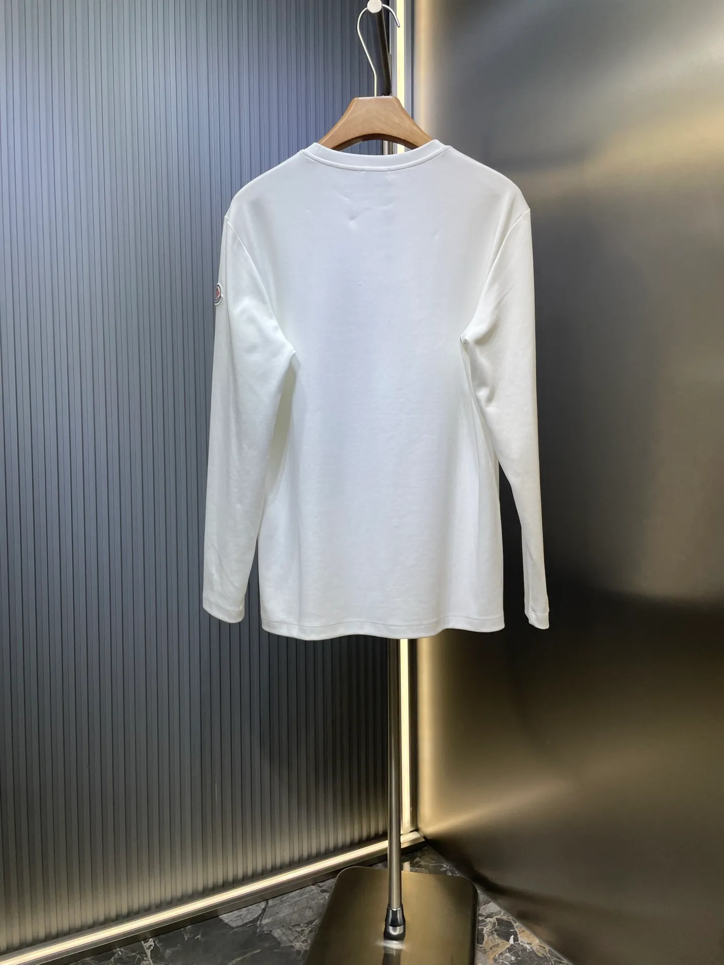 P300 moncler🌟 2025 new early autumn thick water-soft cotton row-letter printed long-sleeved T-shirt; customized 260 grams of high-density water-soft cotton fabric, row-letter LOGO printing technology on the chest, without too many modifications, interpreting a low-key and luxurious autumn and winter base shirt. The elements are simple and elegant, and it is elegant for business receptions! A must-have item for low-key people!  size：s-xxxl