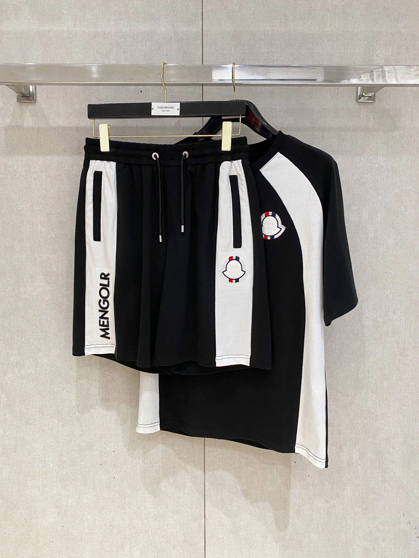 P560 Brand [MONCLER Mouth Covered] 2025 round neck short-sleeved shorts suit. The pure cotton fabric upper body will not be stuffy, the smooth and comfortable skin-friendly effect is more breathable, the fabric has its own texture, classic logo technology, a new interpretation from a unique angle, the first choice for fashion and versatility! Size: M-3XL (maximum wear: 190 pounds)