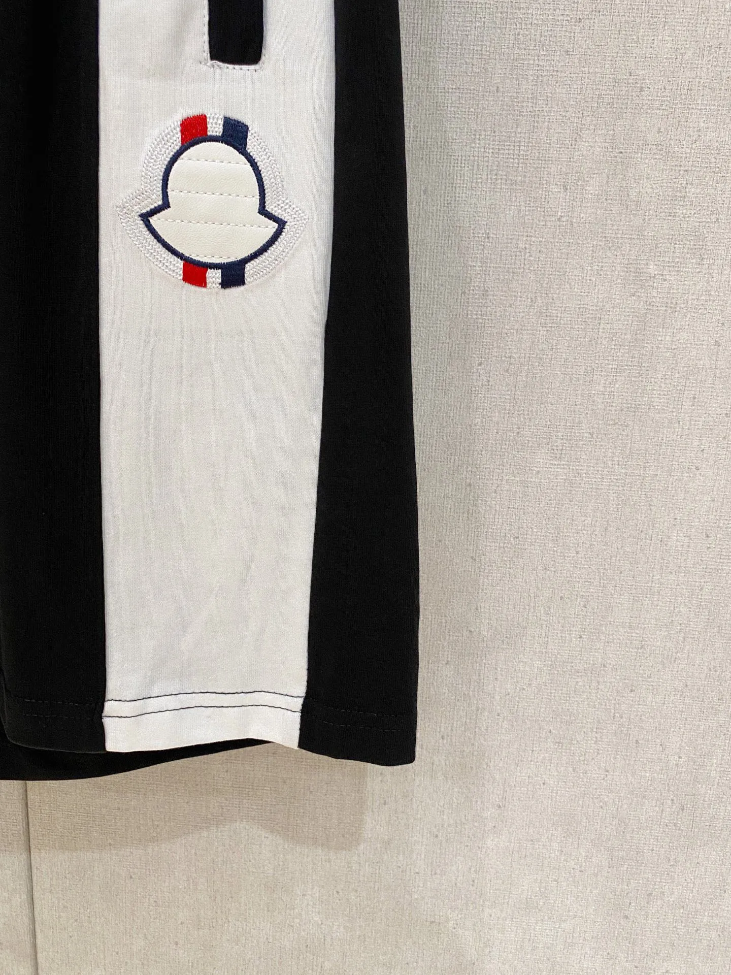 P560 Brand [MONCLER Mouth Covered] 2025 round neck short-sleeved shorts suit. The pure cotton fabric upper body will not be stuffy, the smooth and comfortable skin-friendly effect is more breathable, the fabric has its own texture, classic logo technology, a new interpretation from a unique angle, the first choice for fashion and versatility! Size: M-3XL (maximum wear: 190 pounds)