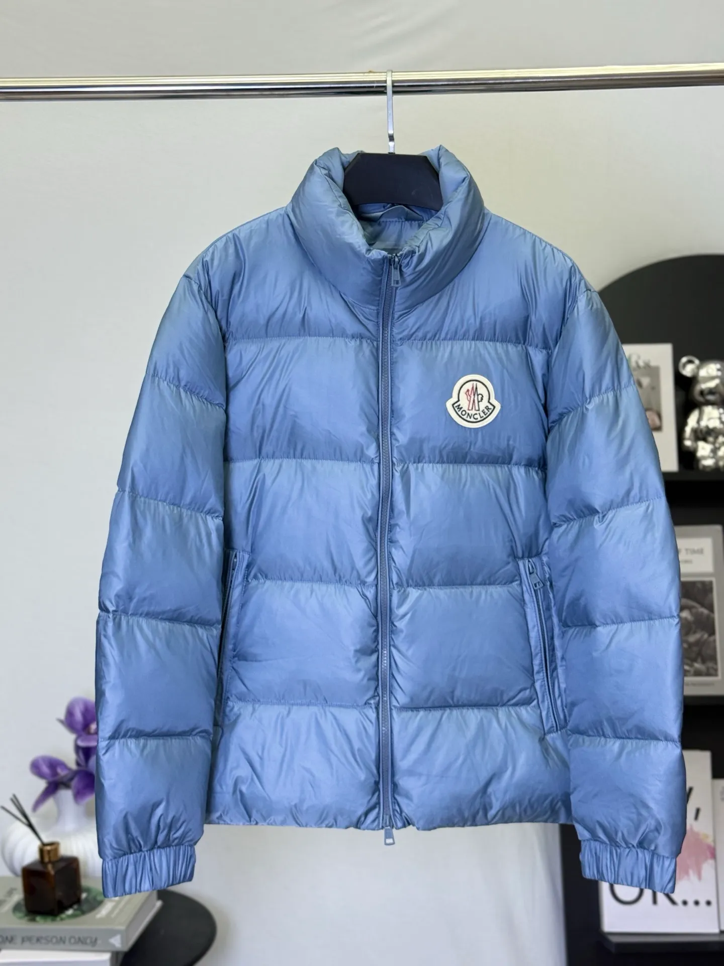 P970 💕Winter luxury shirt: Moncler stand collar down jacket] Who knows! This Citala series down jacket with a mouth is welded with "high-end relaxation" on the body 👇 • Stunning appearance: The main color is sky blue with low-key elegance, classic quilting + iconic logo, and the luxury brand texture is hidden in the low-key. It can be worn by both men and women to create a relaxed and fashionable feeling • Life-saving warmth: The fluffy and stuffed velvet covers the whole body, and the stand-up collar warms even the neck. When you wrap it up in winter, the cold wind will be bypassed • Wear it to the extreme: Slim fit without being bulky, suitable for wearing with sweaters/sweaters/turtlenecks, suitable for commuting, dating, and shopping. Wearing it as a couple can also unlock the "low-key couple outfit". The dignity and warmth in winter can be achieved in one piece! Size M-3XL